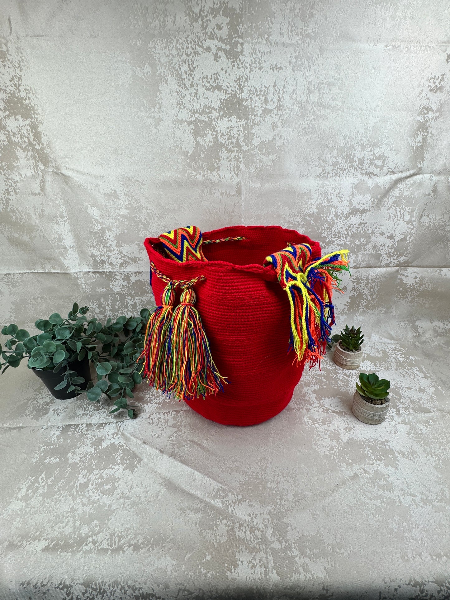 Bolso Wayuu grande tejido a mano como artesanía tradicional colombiana.