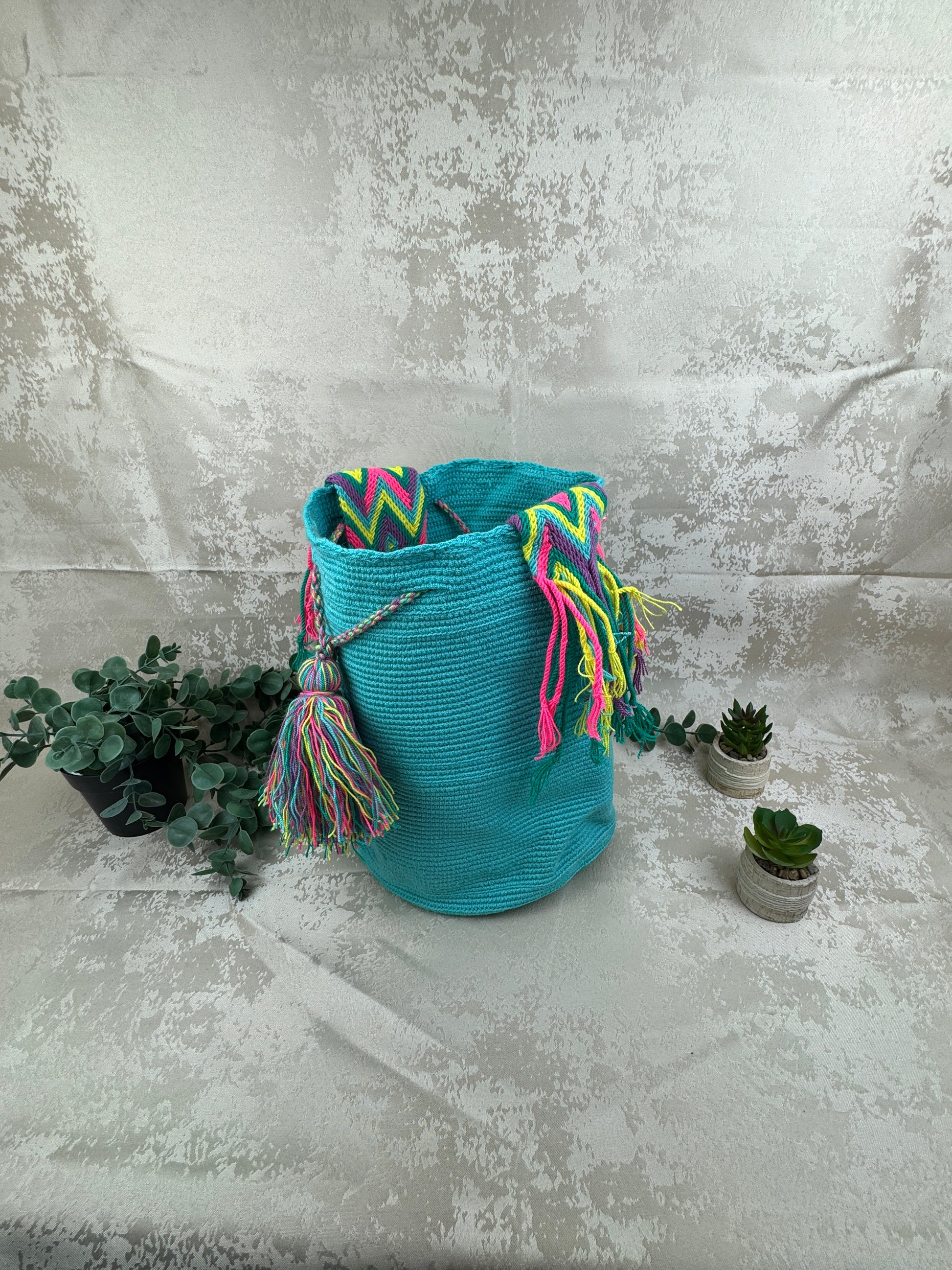 Bolso Wayuu grande tejido a mano como artesanía tradicional colombiana.
