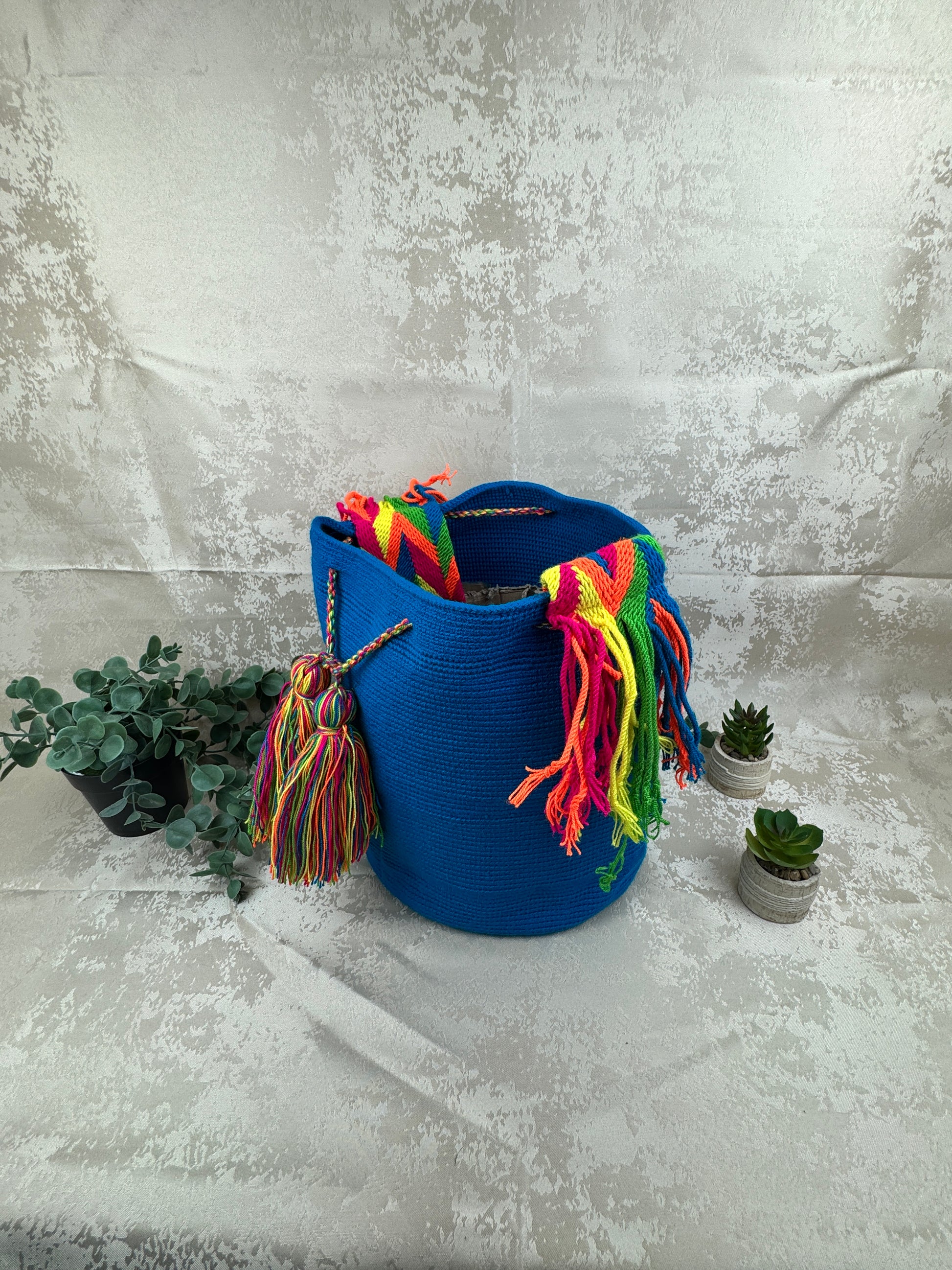 Bolso Wayuu grande tejido a mano como artesanía tradicional de Colombia.