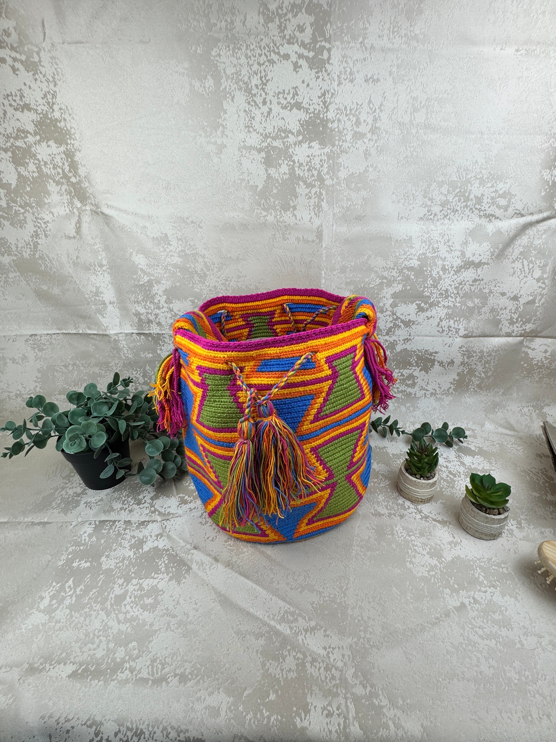 Bolso Wayuu grande tejido a mano como artesanía tradicional colombiana.