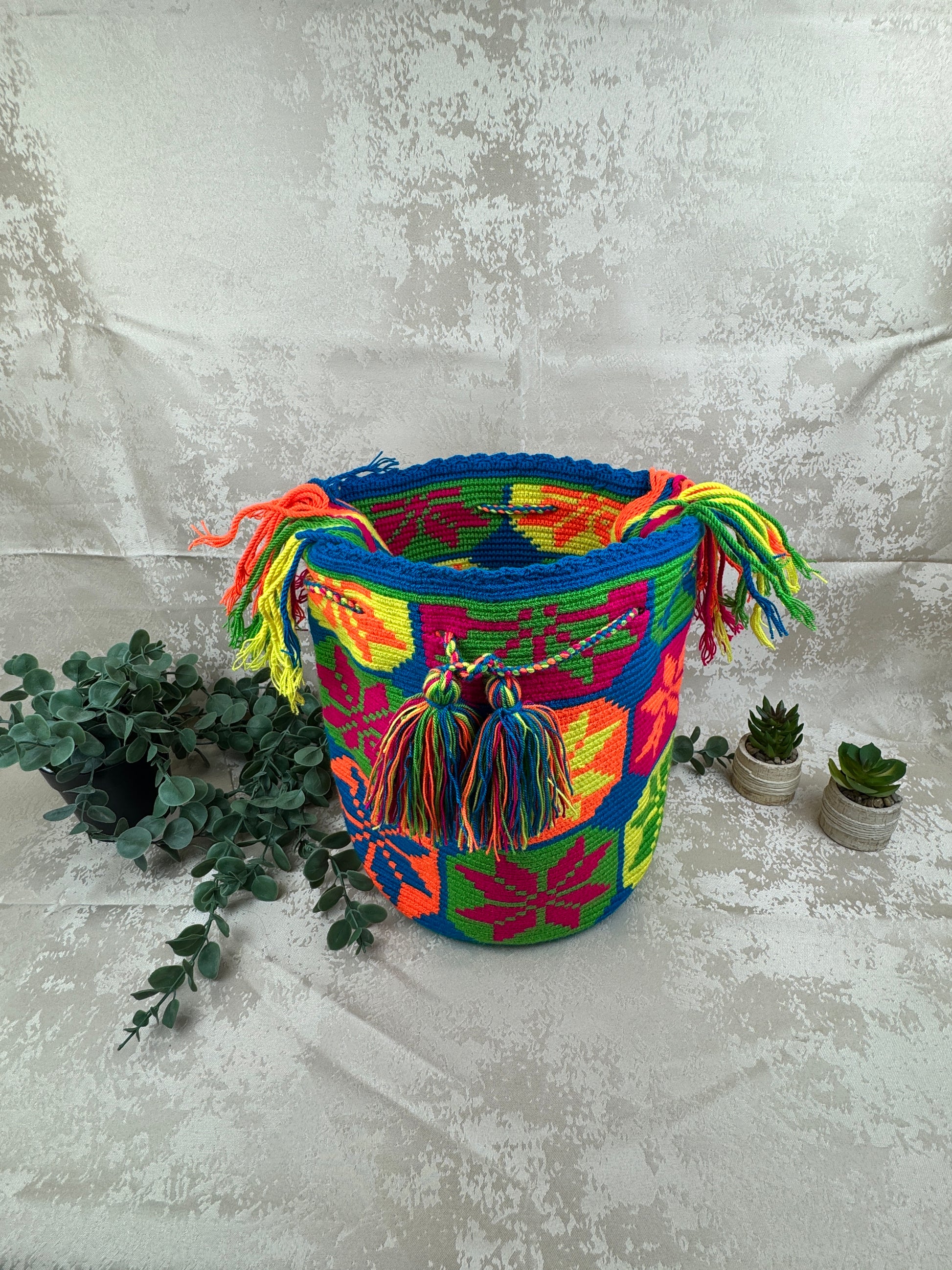 Bolso Wayuu artesanal estilo boho tejido a mano en Colombia.