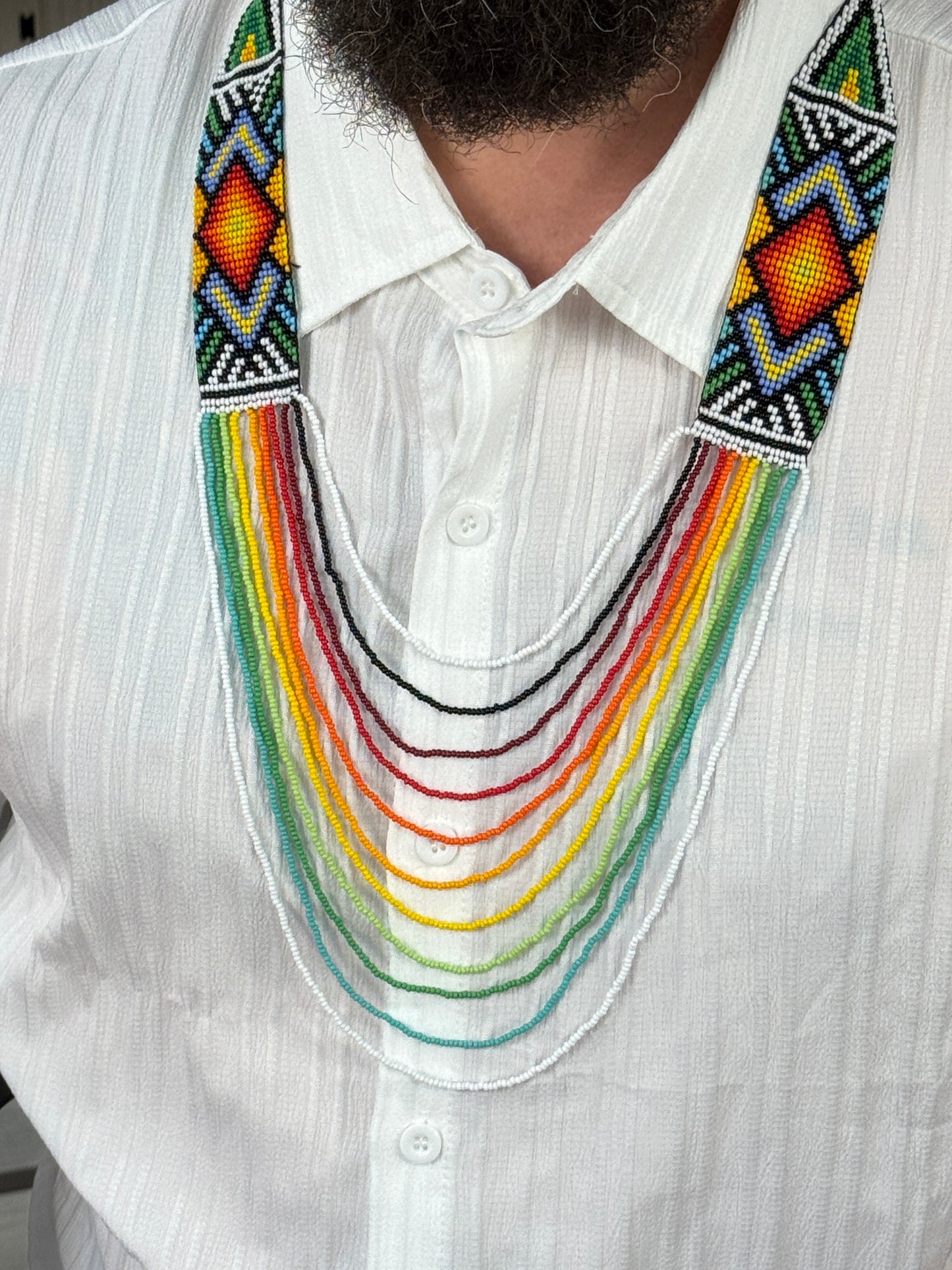 Collar ceremonial artesanal inspirado en técnicas tradicionales de artesanía latinoamericana.