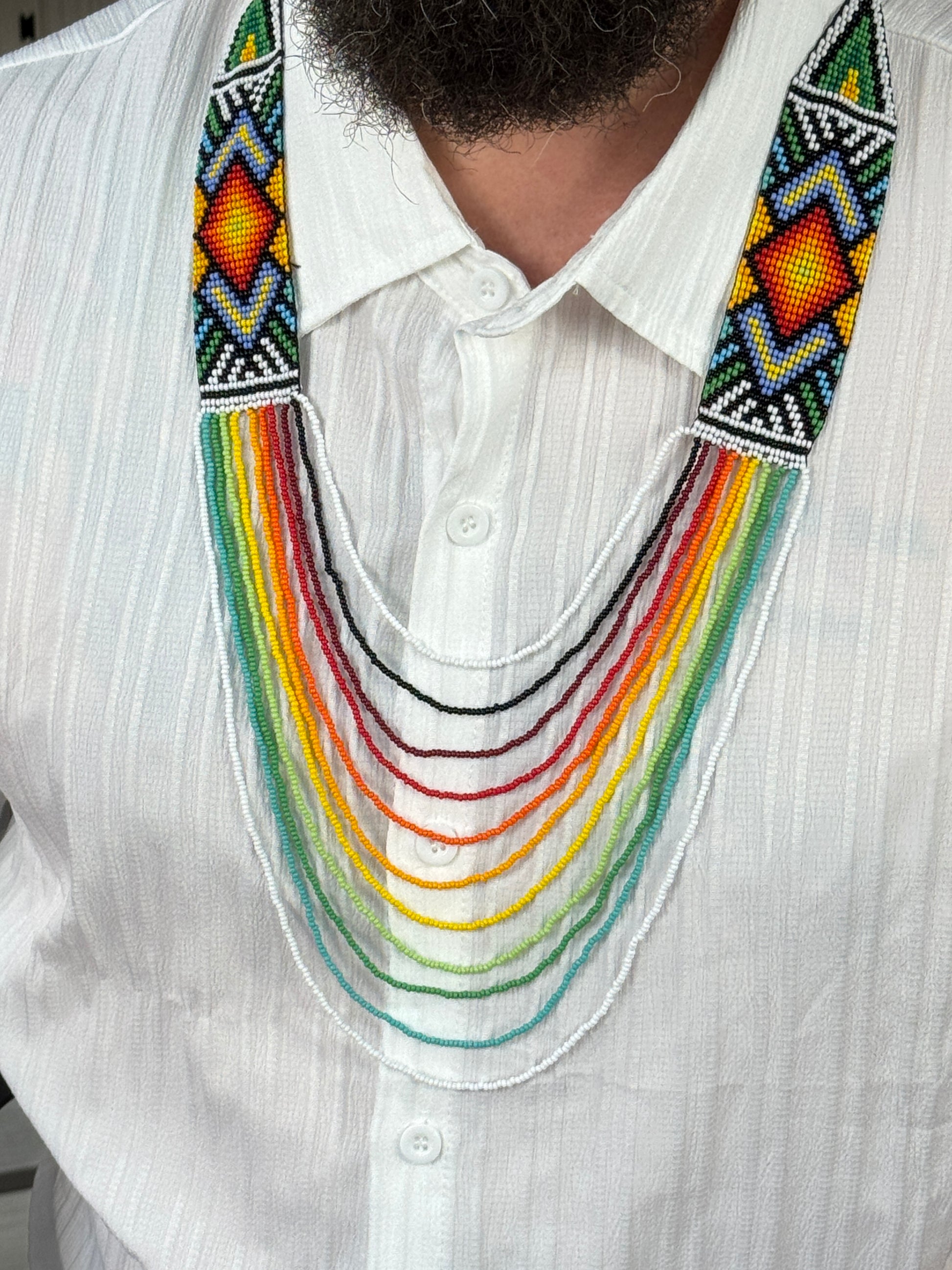 Collar ceremonial artesanal inspirado en técnicas tradicionales de artesanía latinoamericana.