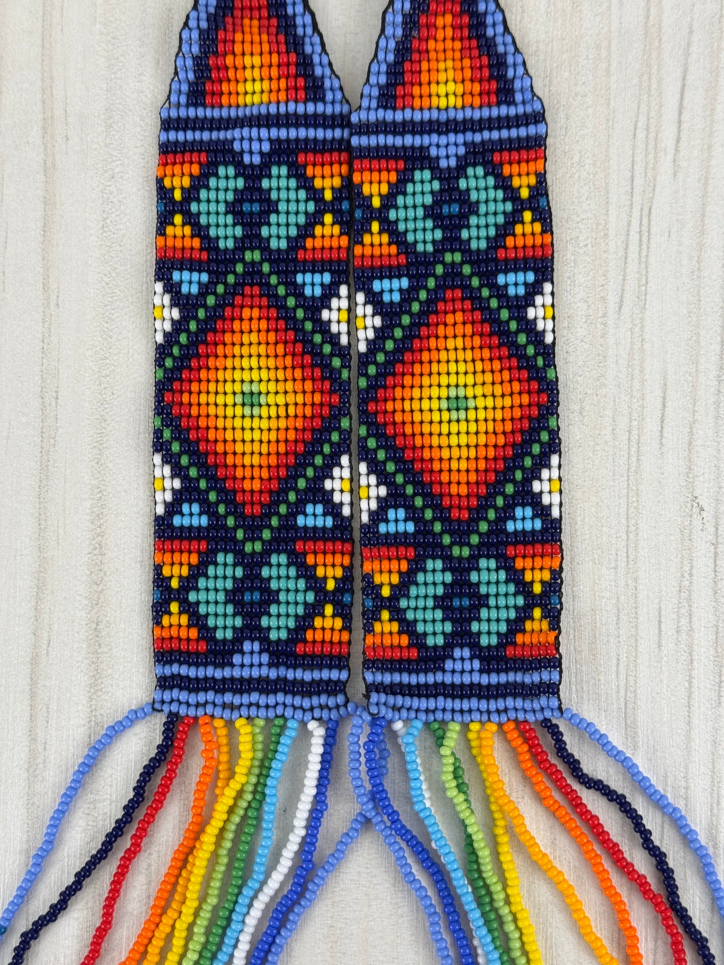 Collar ceremonial artesanal edición especial elaborado a mano por artesanos latinoamericanos.