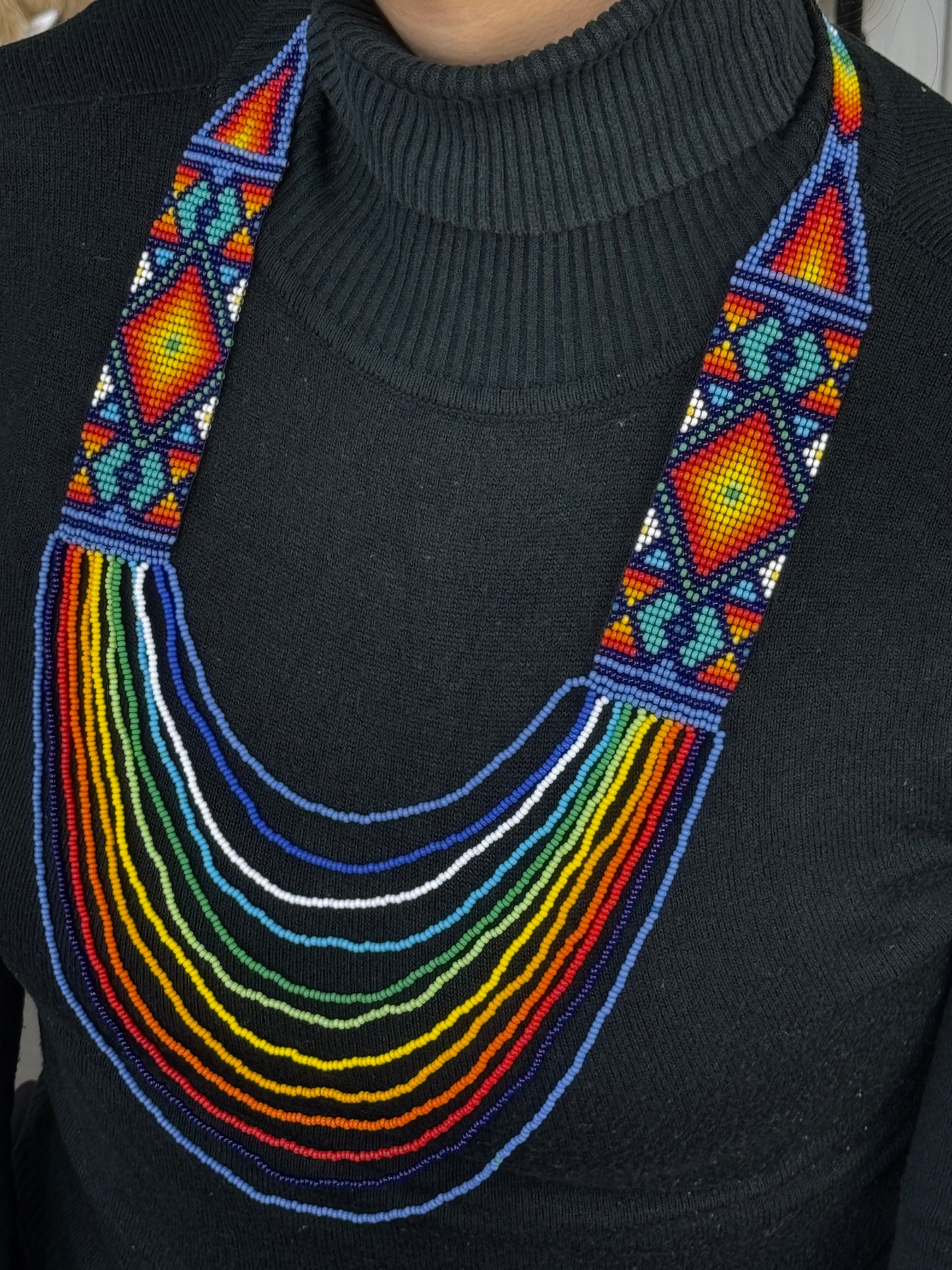Detalle de las piezas decorativas en collar ceremonial artesanal edición especial.