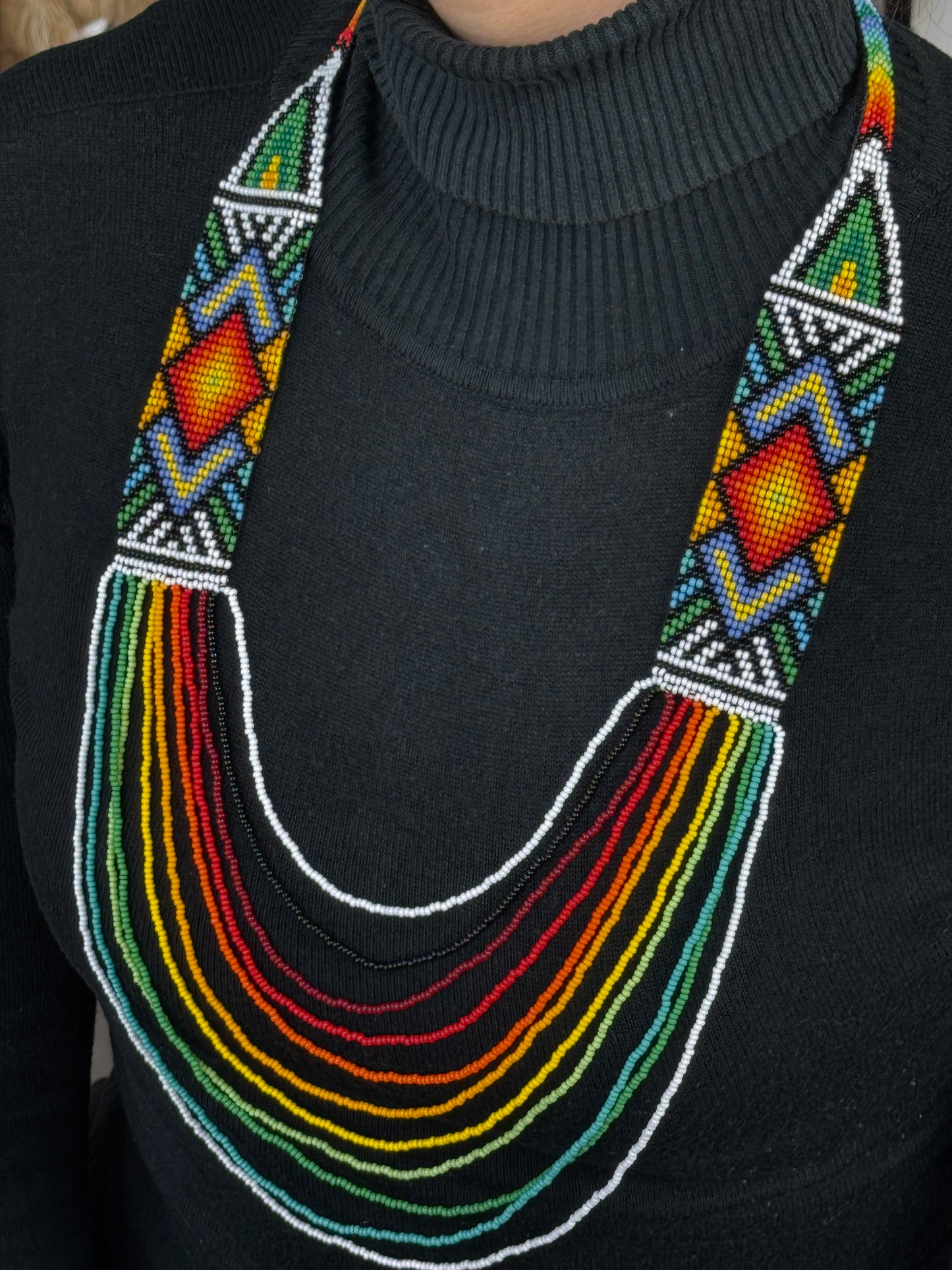 Detalle del tejido artesanal en collar ceremonial hecho a mano.