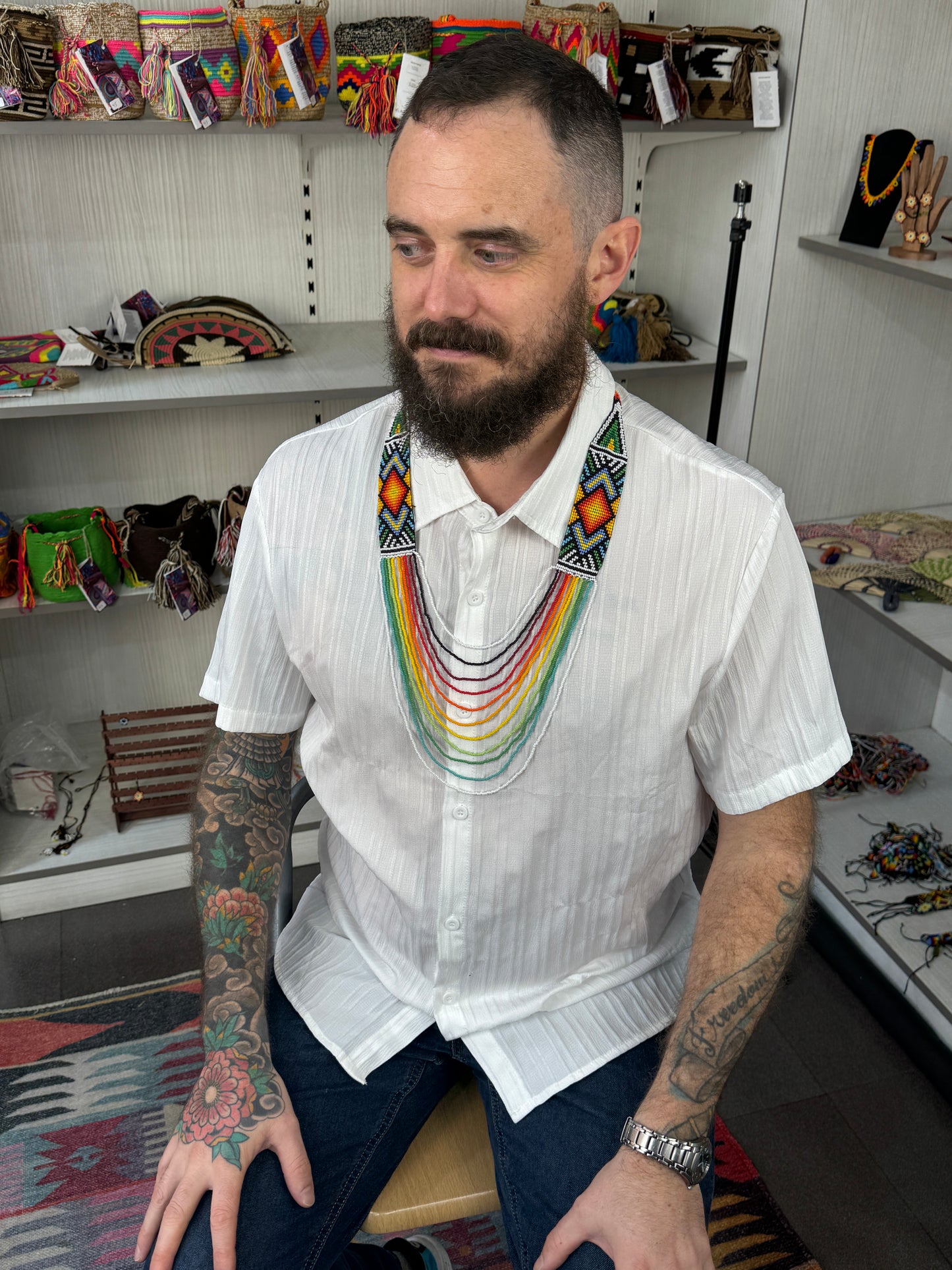 Collar ceremonial artesanal usado como accesorio de moda artesanal.