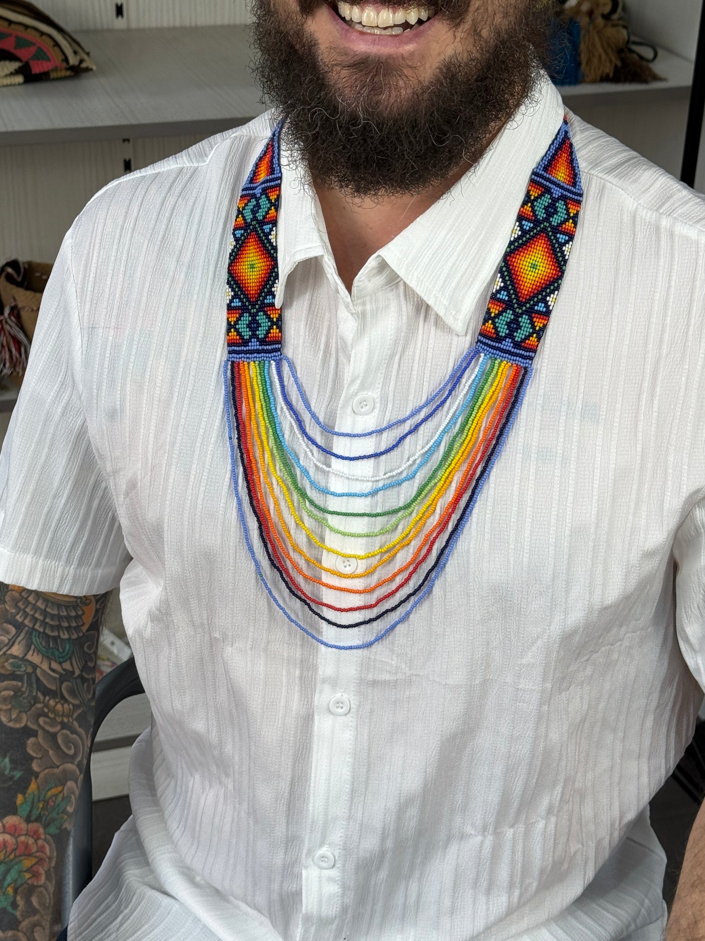 Collar ceremonial artesanal edición especial usado en estilo artesanal contemporáneo.