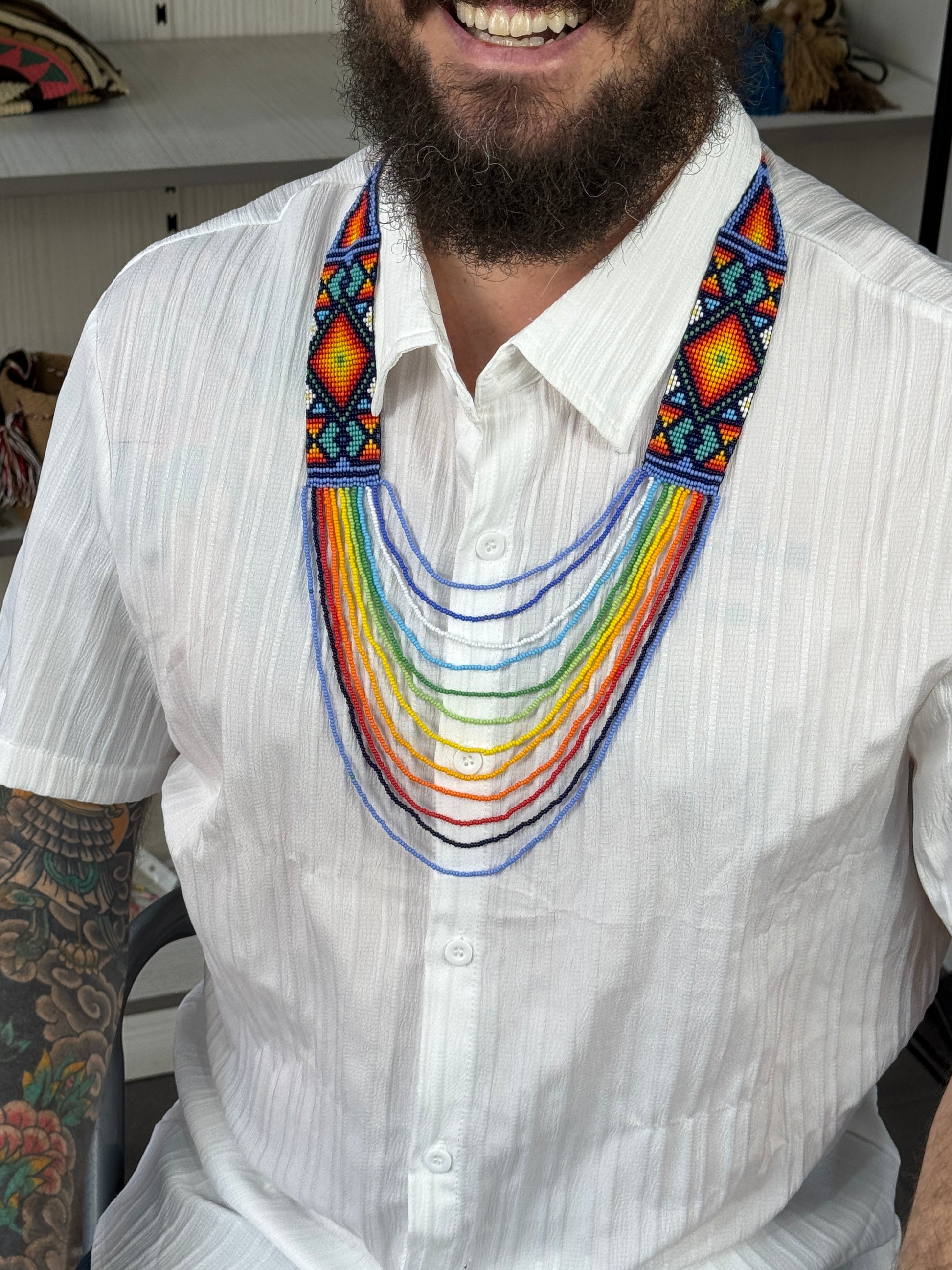 Collar ceremonial artesanal edición especial usado en estilo artesanal contemporáneo.