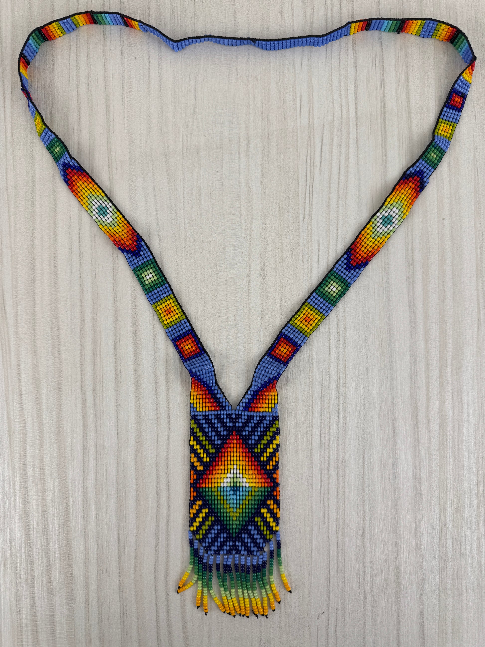Collar ceremonial artesanal tamaño medio inspirado en técnicas tradicionales de artesanía latinoamericana.
