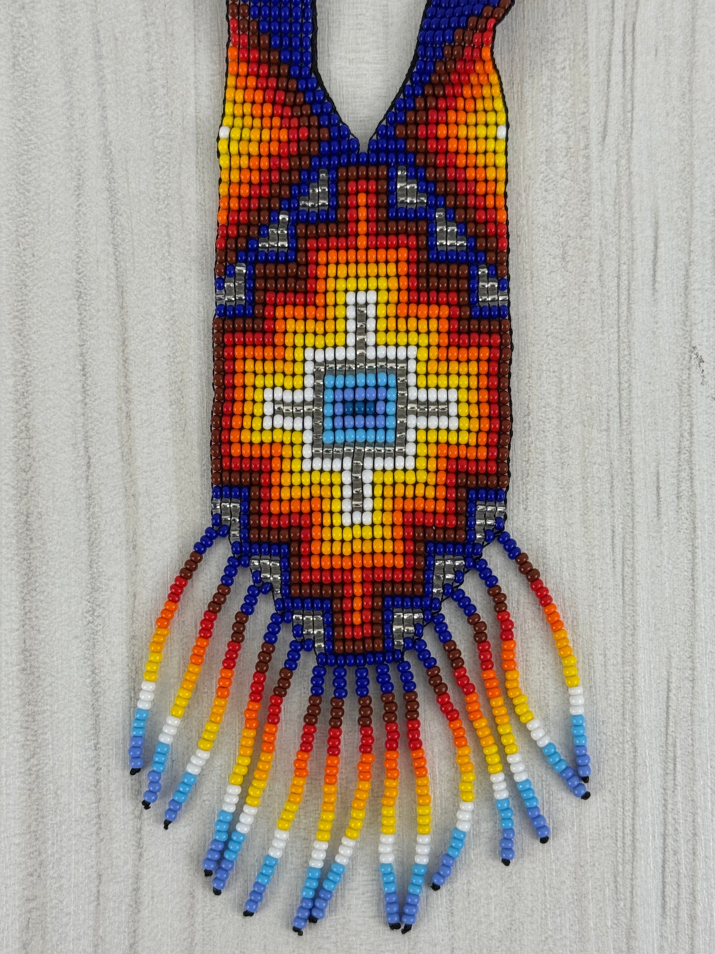 Collar ceremonial artesanal tamaño medio elaborado a mano por artesanos latinoamericanos.