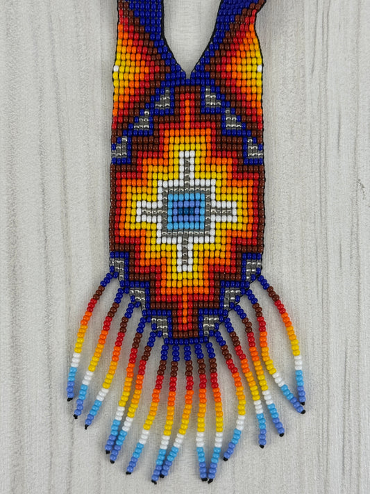 Collar ceremonial artesanal tamaño medio elaborado a mano por artesanos latinoamericanos.