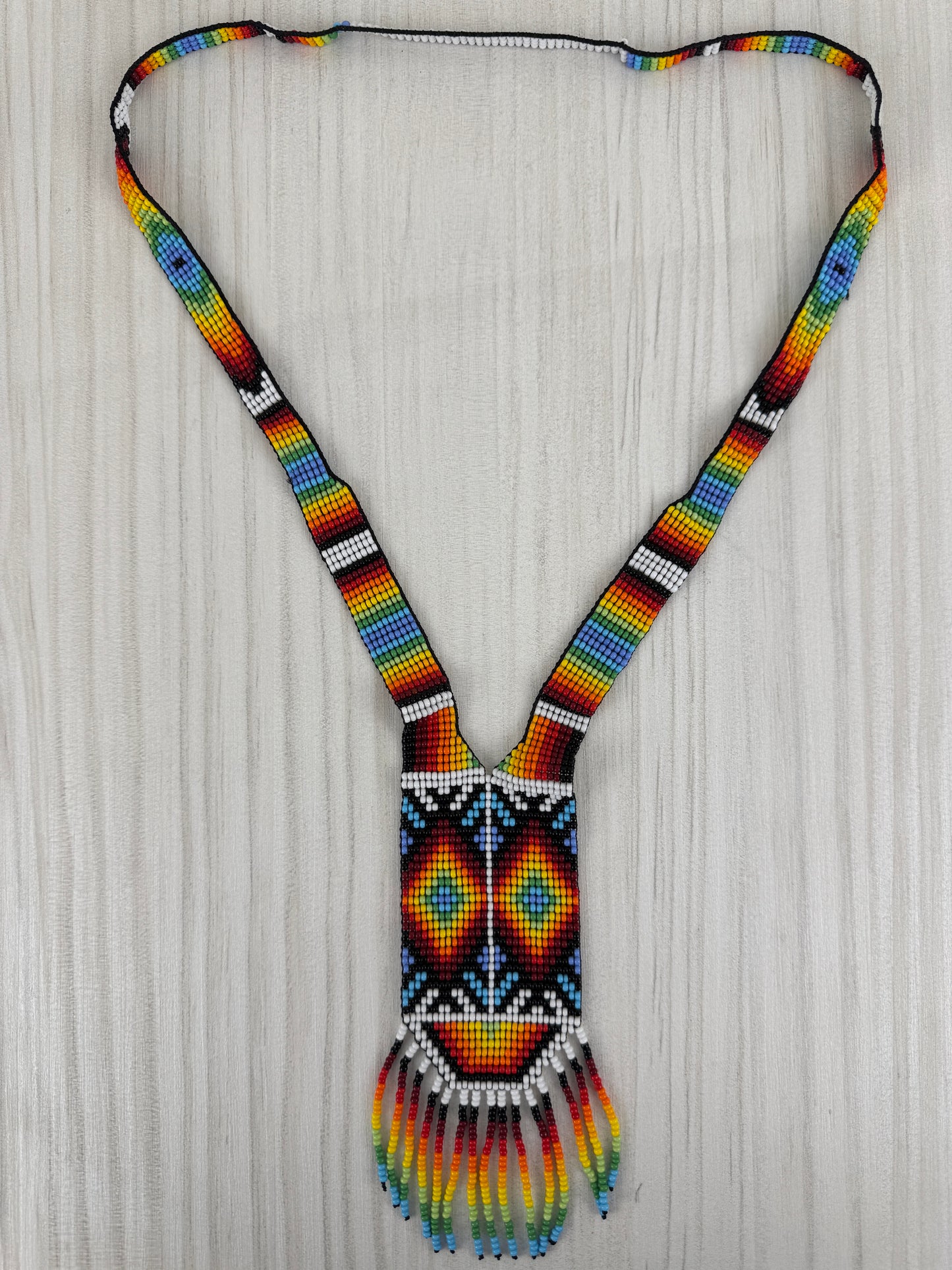 Detalle de las piezas decorativas en collar ceremonial artesanal tamaño medio.