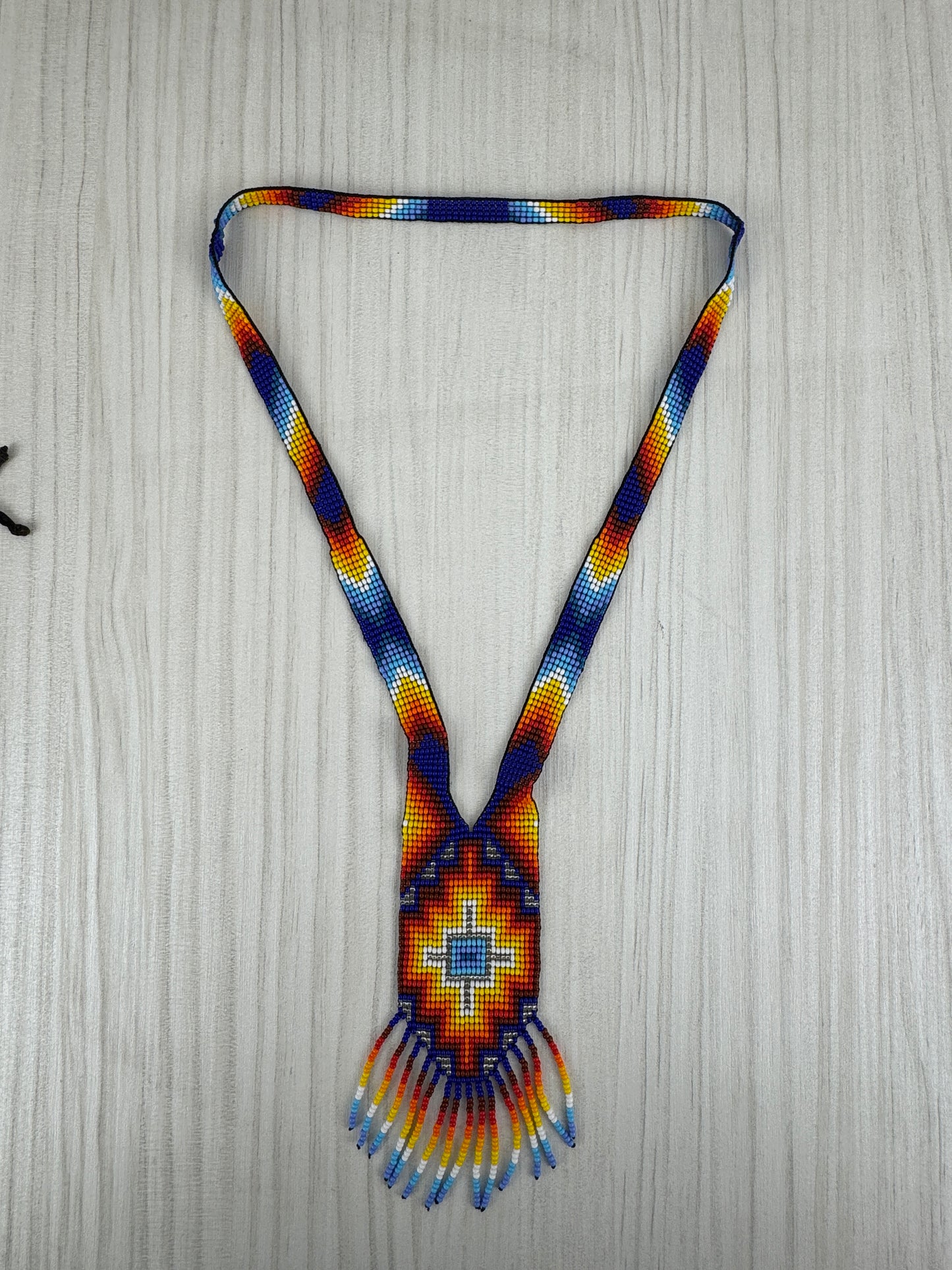 Detalle del tejido artesanal en collar ceremonial tamaño medio hecho a mano.