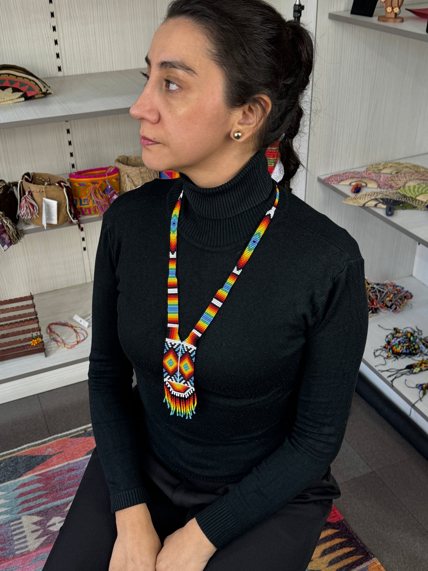 Collar ceremonial artesanal tamaño medio mostrando su diseño tradicional.
