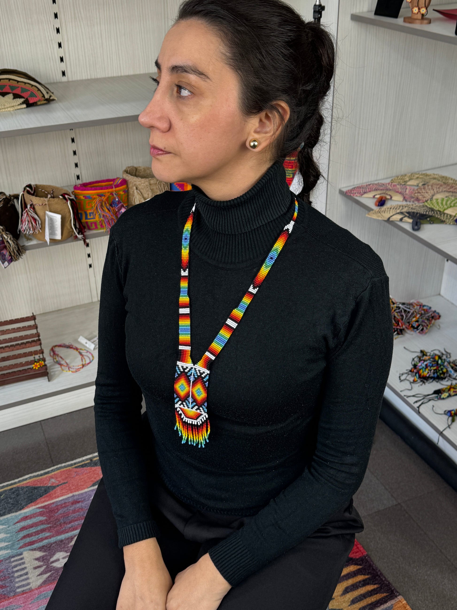 Collar ceremonial artesanal tamaño medio mostrando su diseño tradicional.