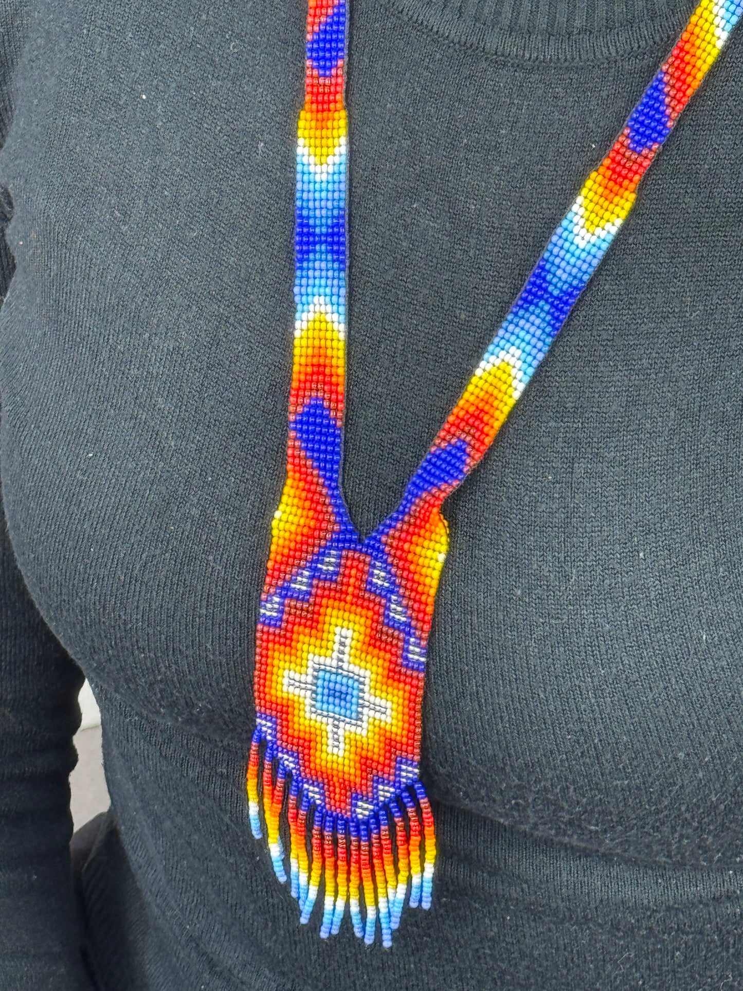 Collar ceremonial artesanal tamaño medio presentado como pieza de artesanía tradicional.