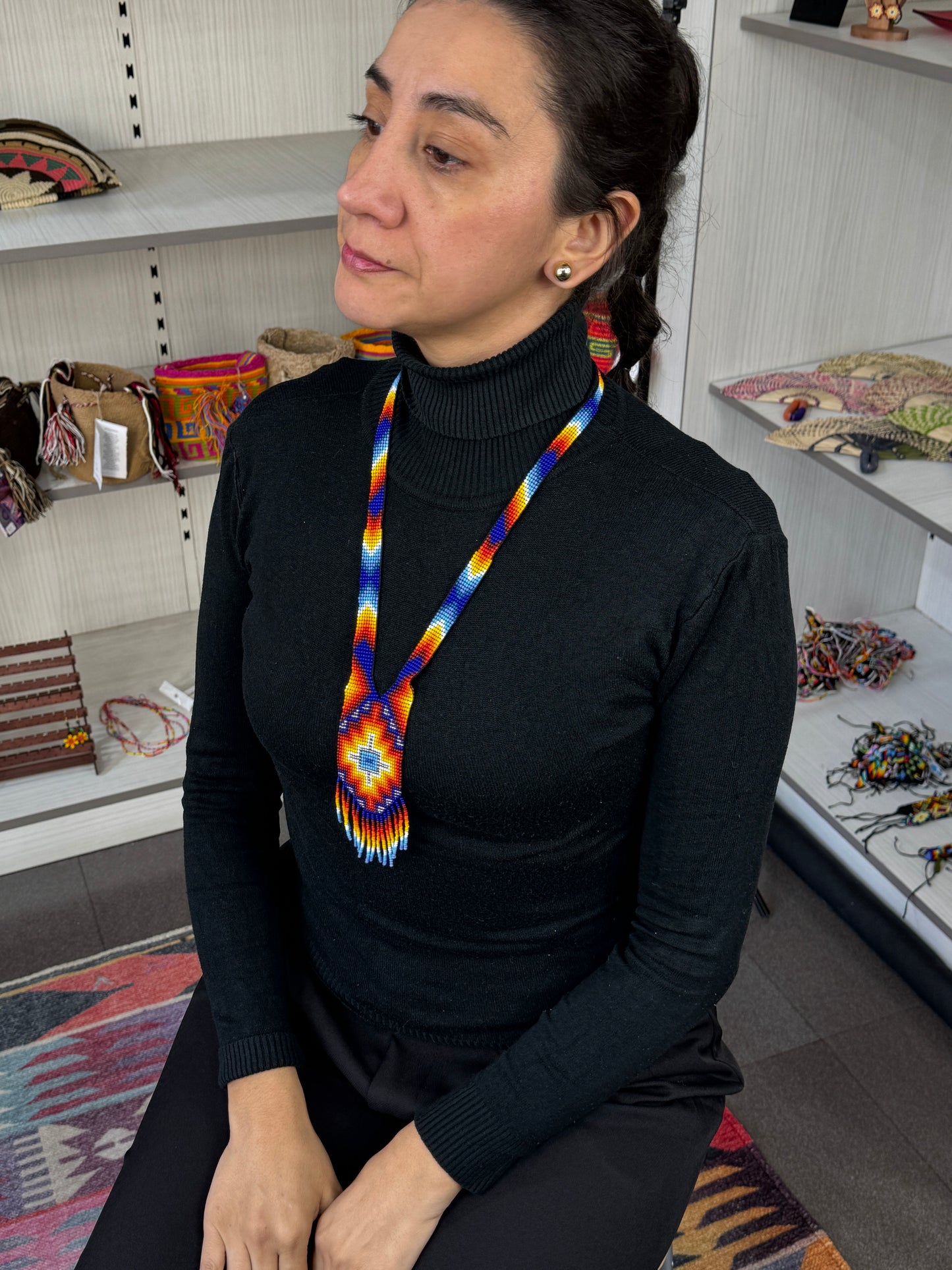 Collar ceremonial artesanal tamaño medio inspirado en tradiciones culturales latinoamericanas.