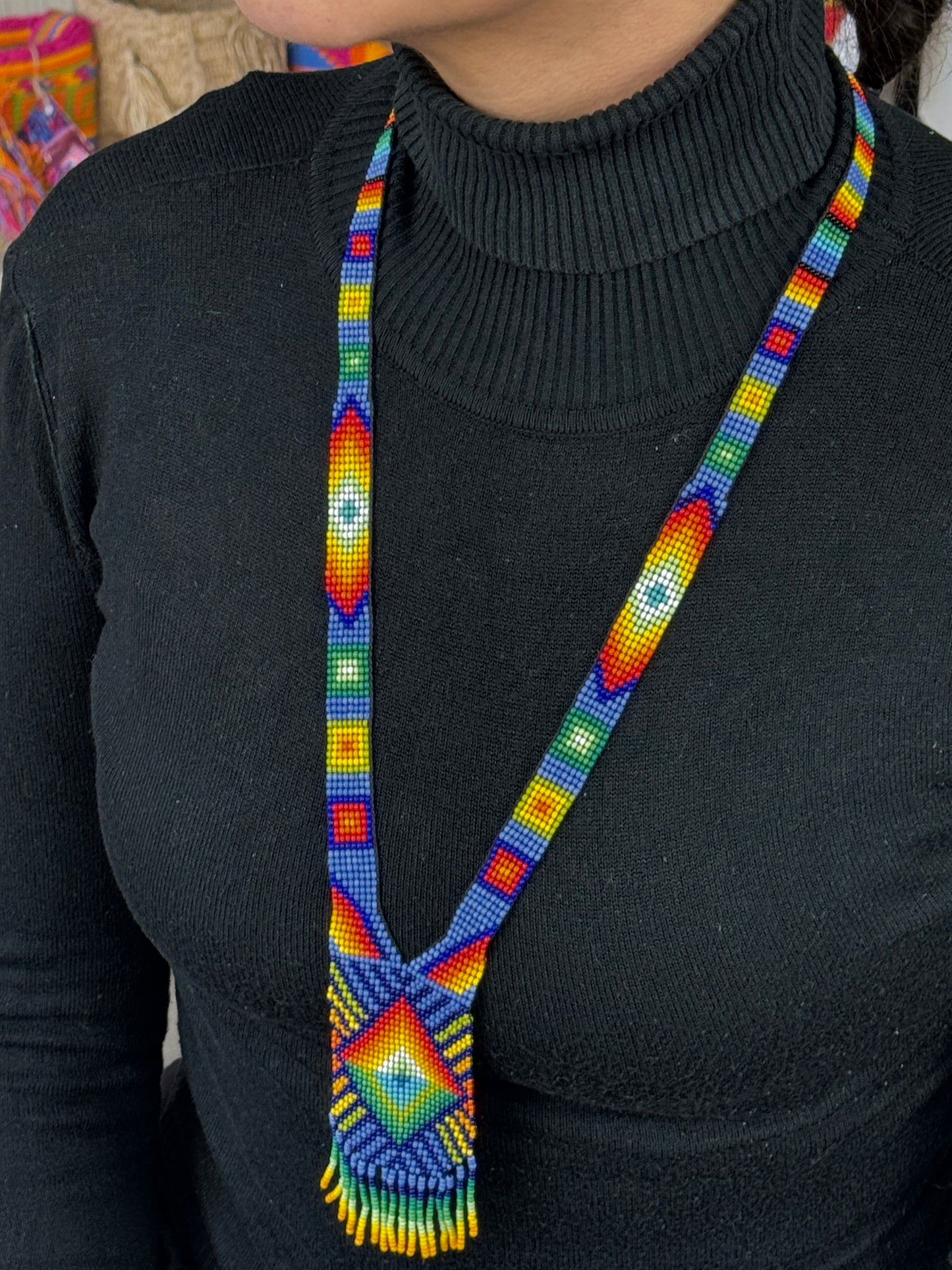 Detalle del collar ceremonial artesanal tamaño medio usado en estilo artesanal contemporáneo.