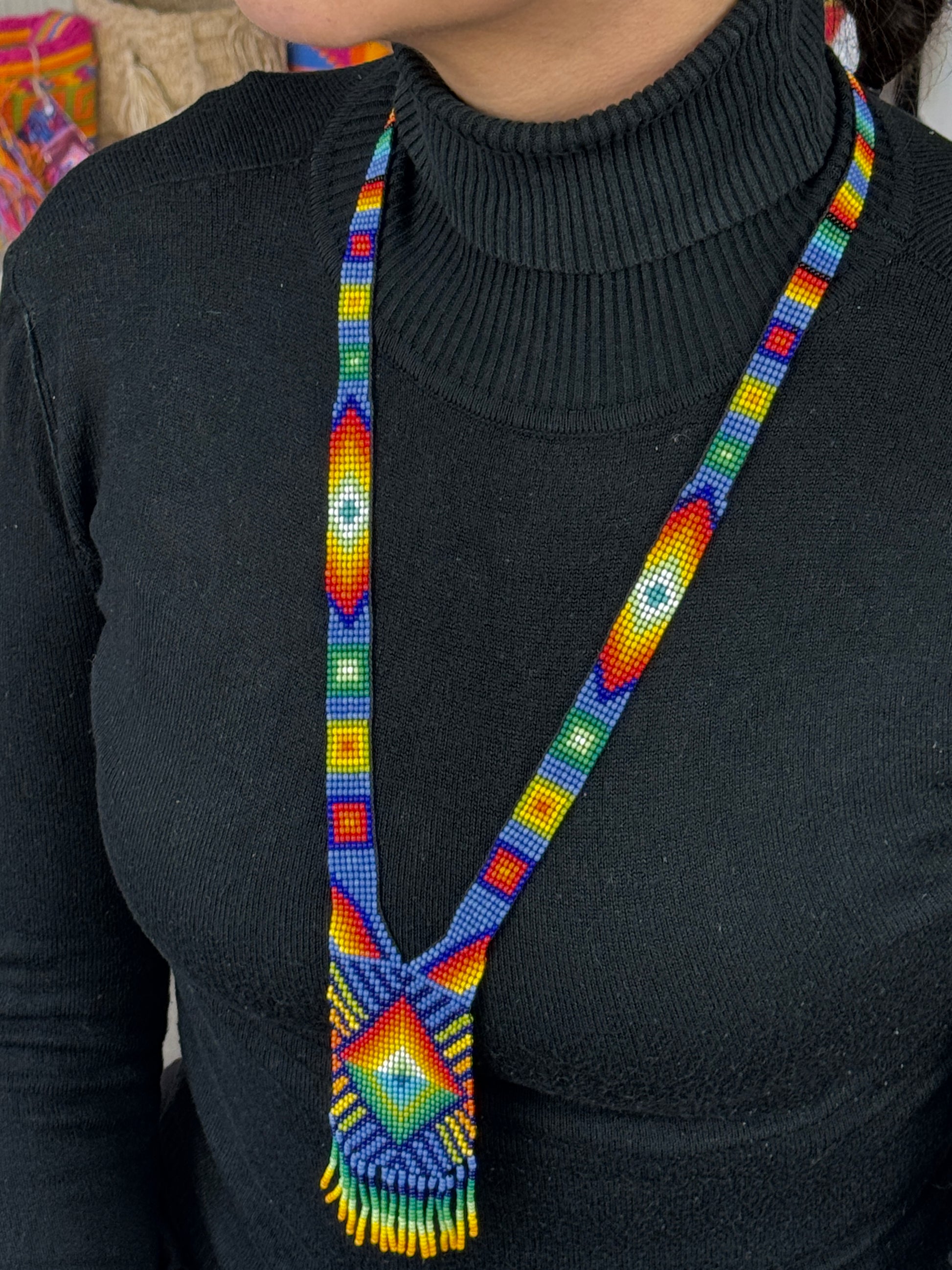 Detalle del collar ceremonial artesanal tamaño medio usado en estilo artesanal contemporáneo.