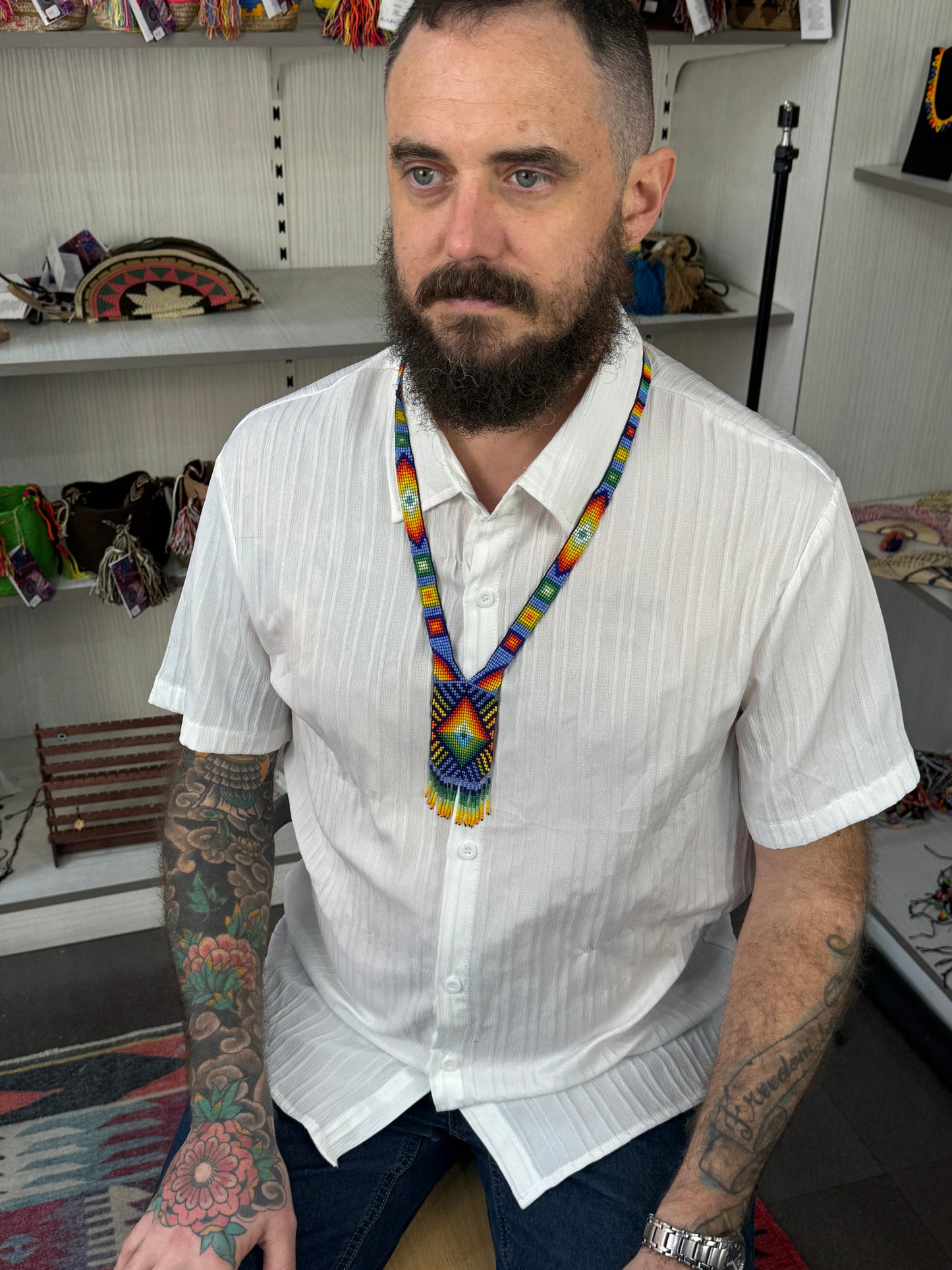 Collar ceremonial artesanal tamaño medio combinando artesanía tradicional y estilo contemporáneo.