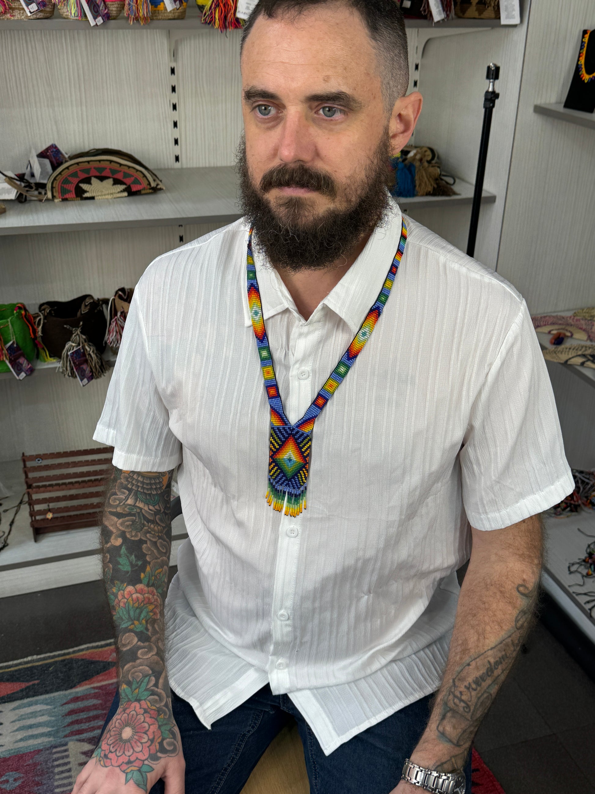 Collar ceremonial artesanal tamaño medio combinando artesanía tradicional y estilo contemporáneo.