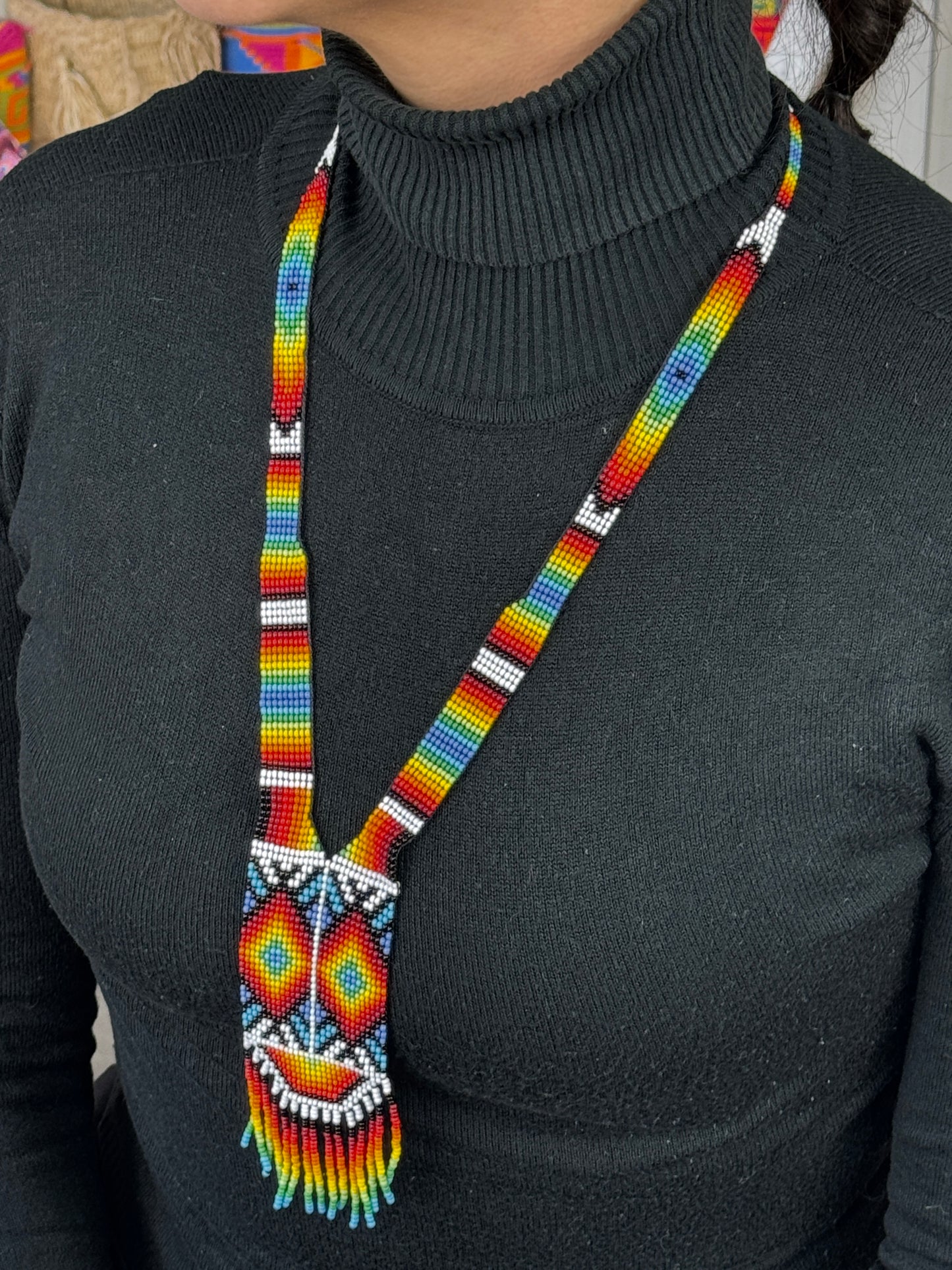 Collar ceremonial artesanal tamaño medio usado como accesorio de moda artesanal.
