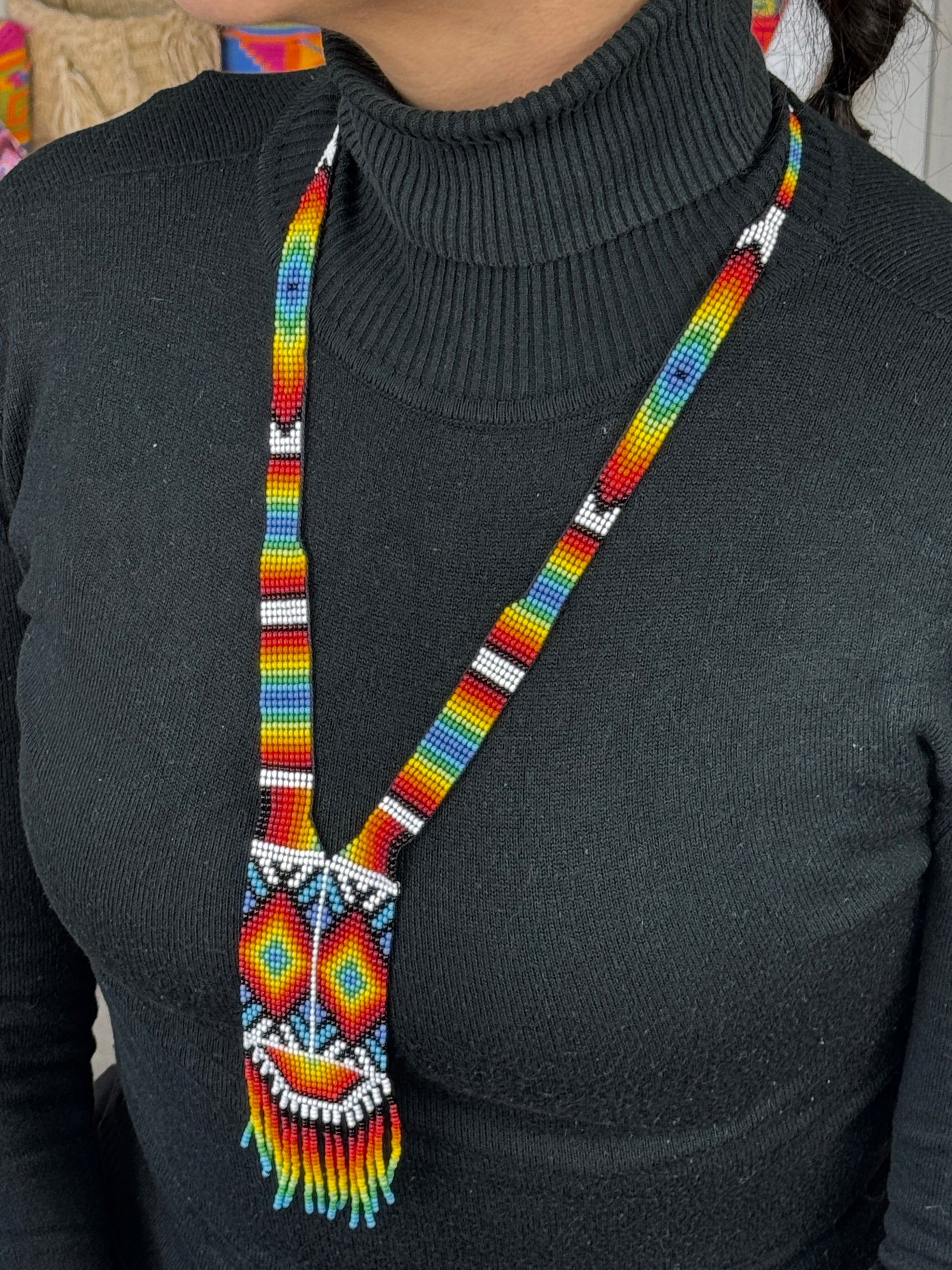 Collar ceremonial artesanal tamaño medio usado como accesorio de moda artesanal.
