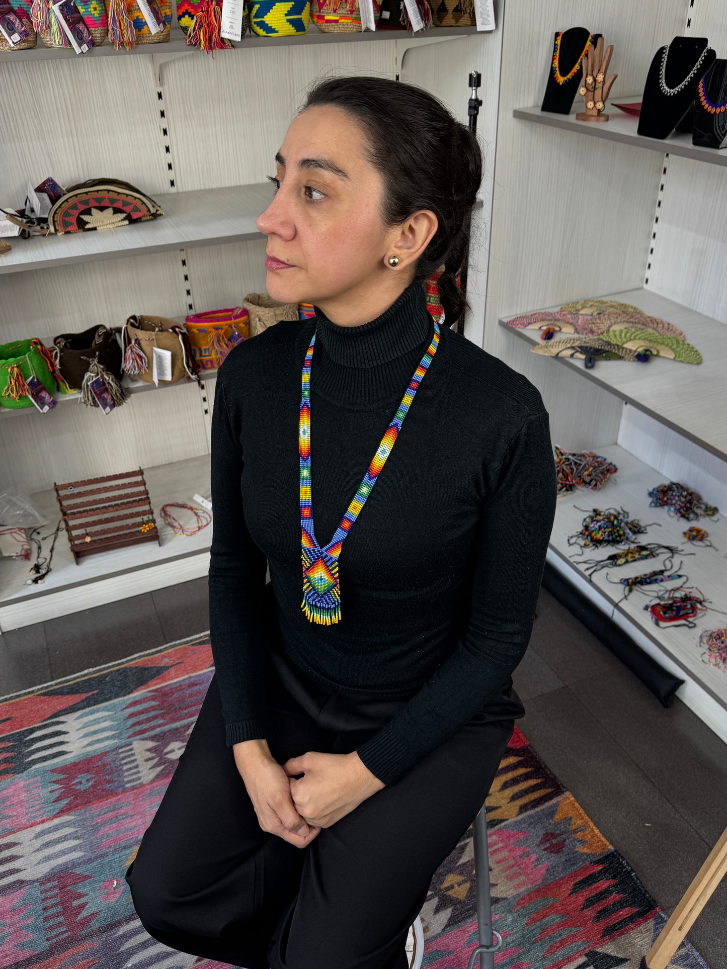 Collar ceremonial artesanal tamaño medio usado como pieza de bisutería artesanal.