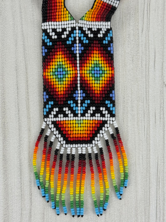 Vista frontal de collar ceremonial artesanal tamaño medio con diseño tradicional tejido a mano.