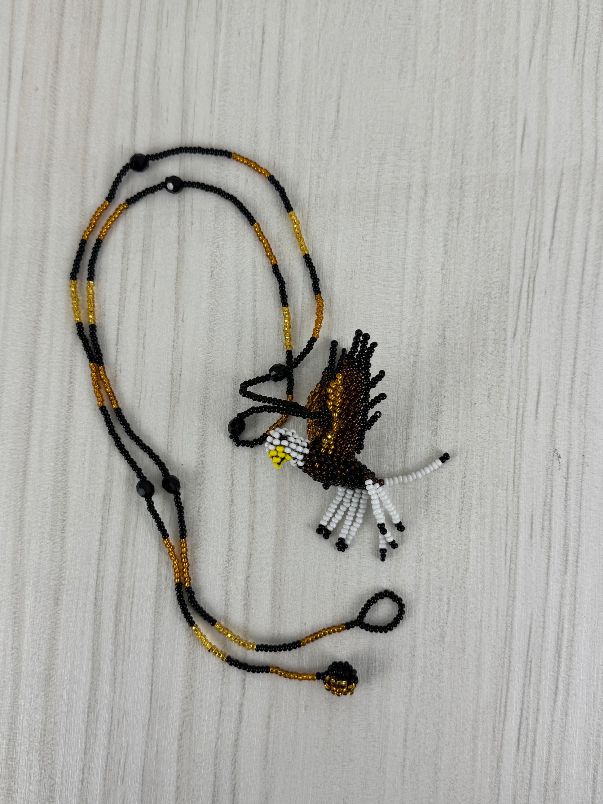Collar pájaro aguila tejido a mano edición limitada elaborado artesanalmente por artesanos latinoamericanos.