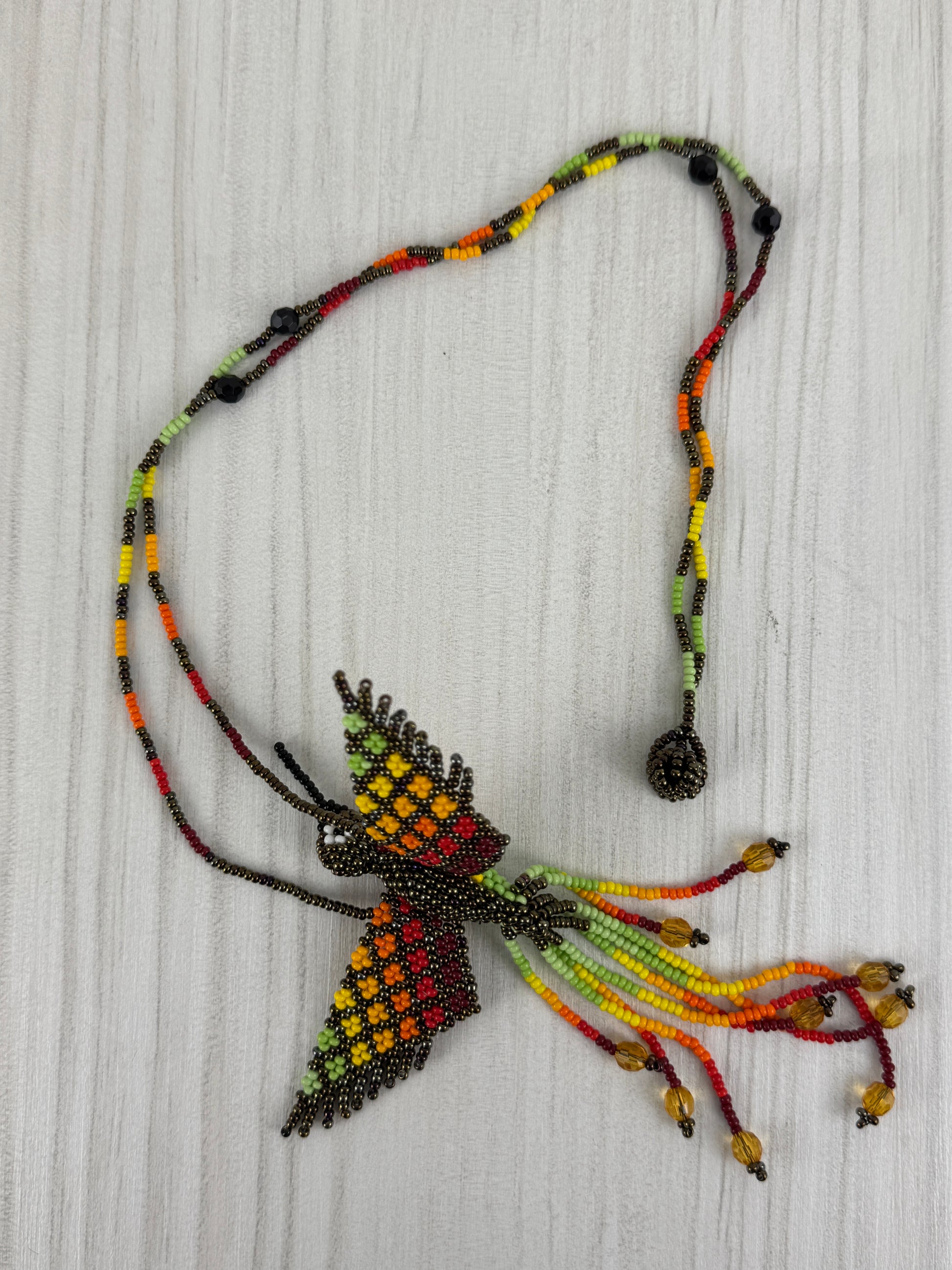 Collar pájaro colibri marron tejido a mano edición limitada elaborado artesanalmente por artesanos latinoamericanos.