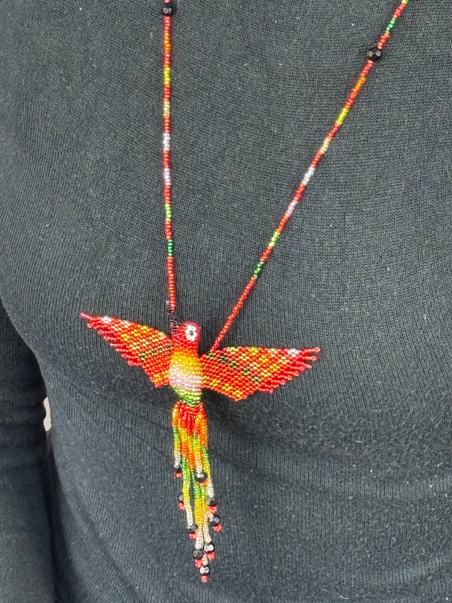 Collar pájaro colibri rojo tejido a mano edición limitada elaborado artesanalmente por artesanos latinoamericanos.