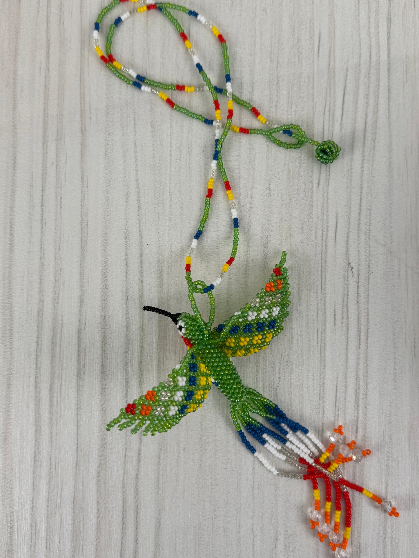 Collar pájaro tejido a mano edición limitada elaborado artesanalmente por artesanos latinoamericanos.