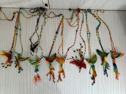 Collar pájaro tejido a mano edición limitada elaborado artesanalmente por artesanos latinoamericanos.