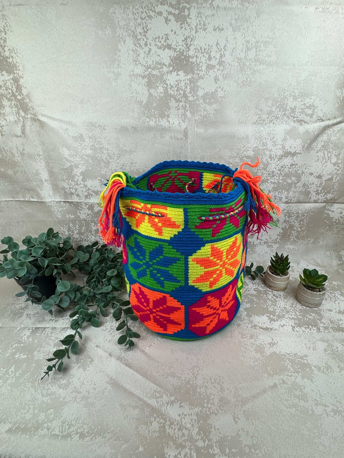 Correa tejida a mano de mochila Wayuu artesanal colombiana.