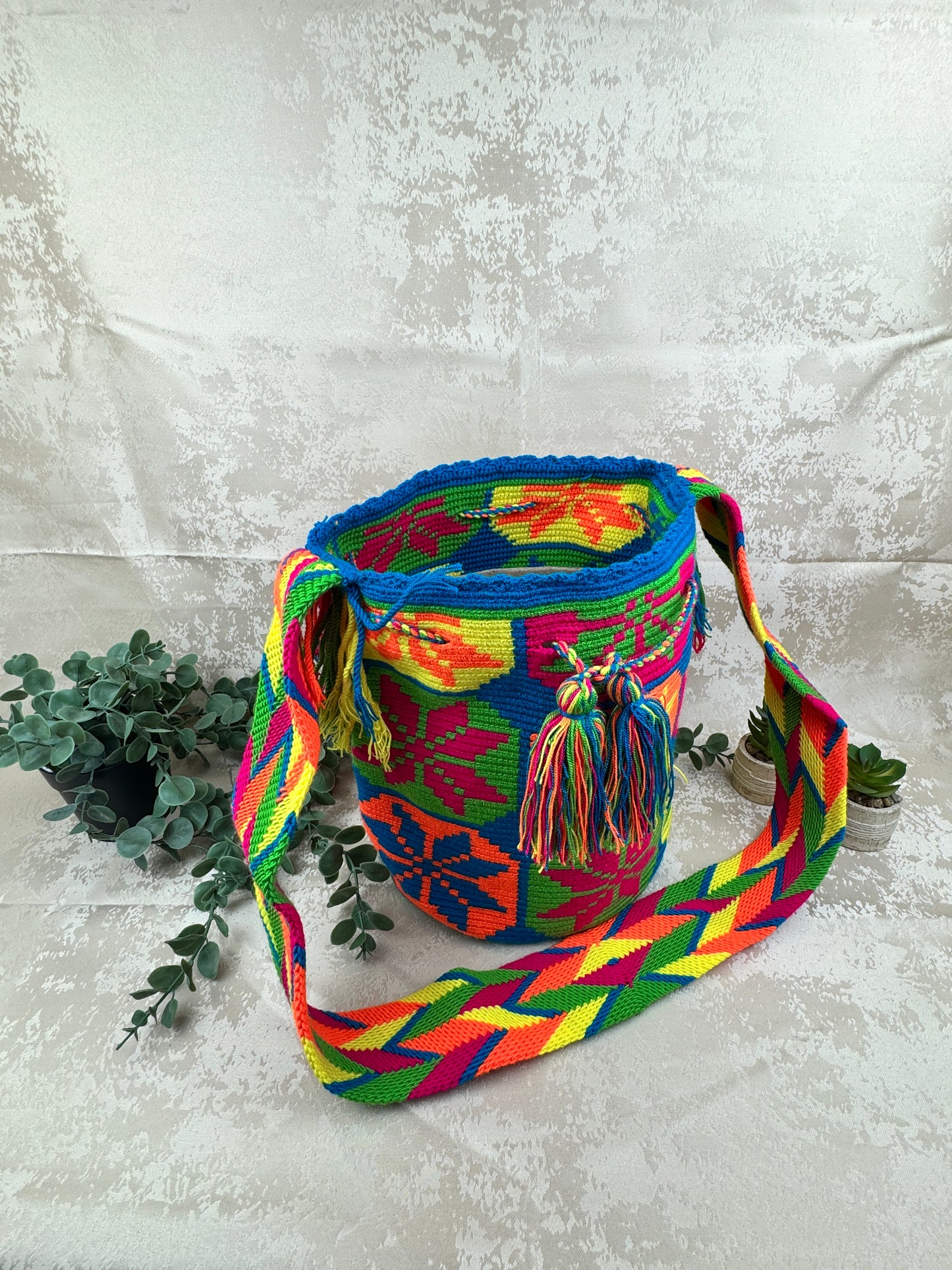 Mochila Wayuu Grande tejida a mano con técnicas tradicionales de la cultura Wayuu.