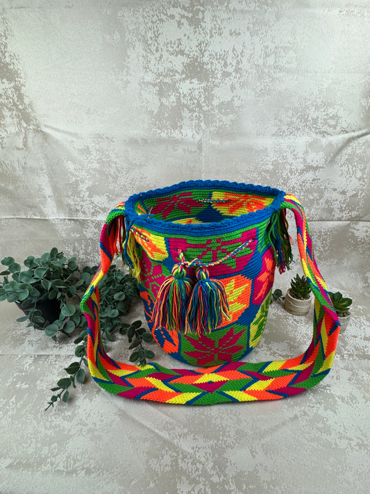 Mochila Wayuu grande artesanal tejida a mano por artesanas de La Guajira en Colombia.Mochila Wayuu artesanal tejida a mano por artesanas de La Guajira en Colombia.