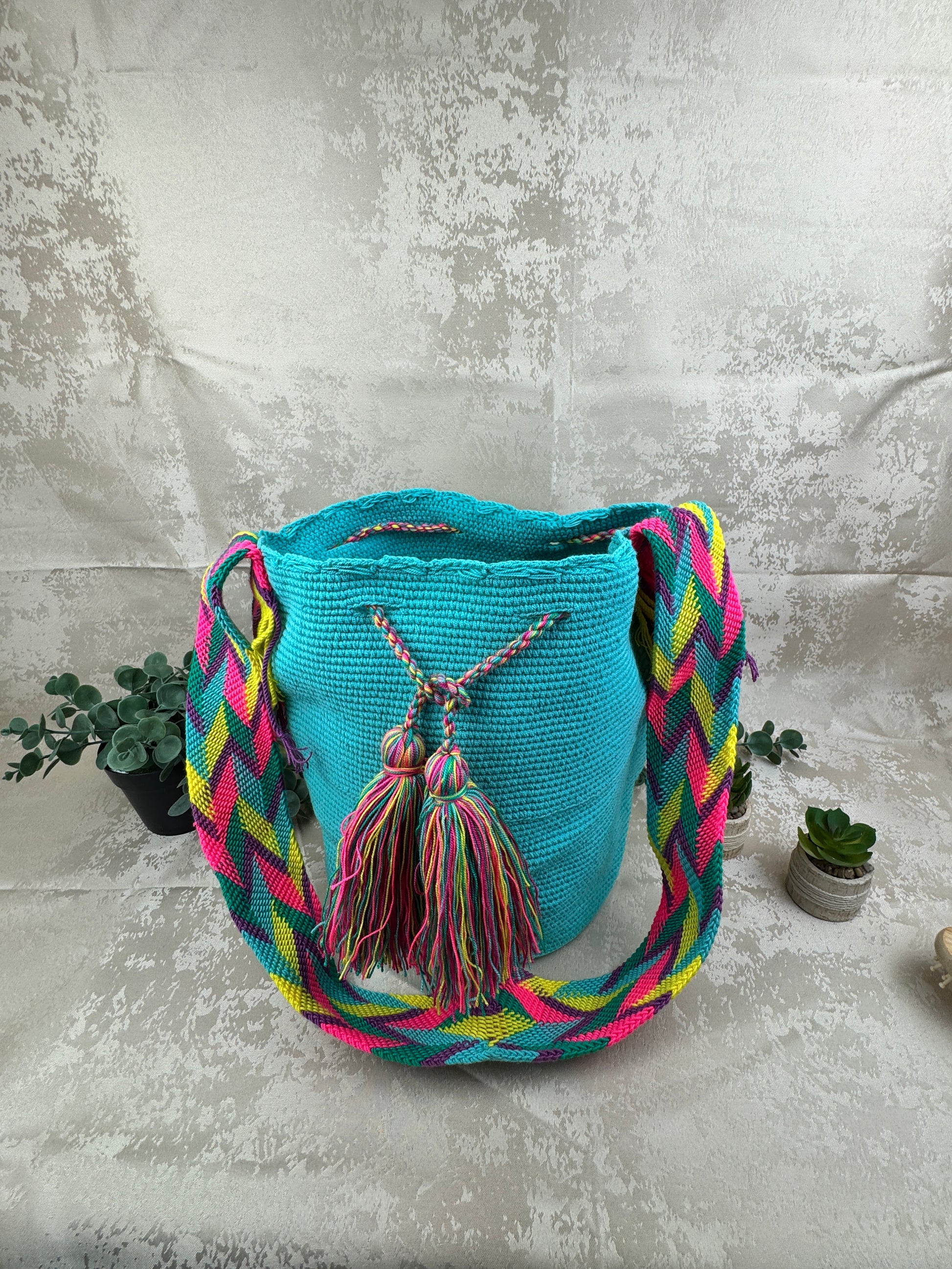 Mochila Wayuu grande 1 tejida a mano por artesanas Wayuu en La Guajira Colombia.