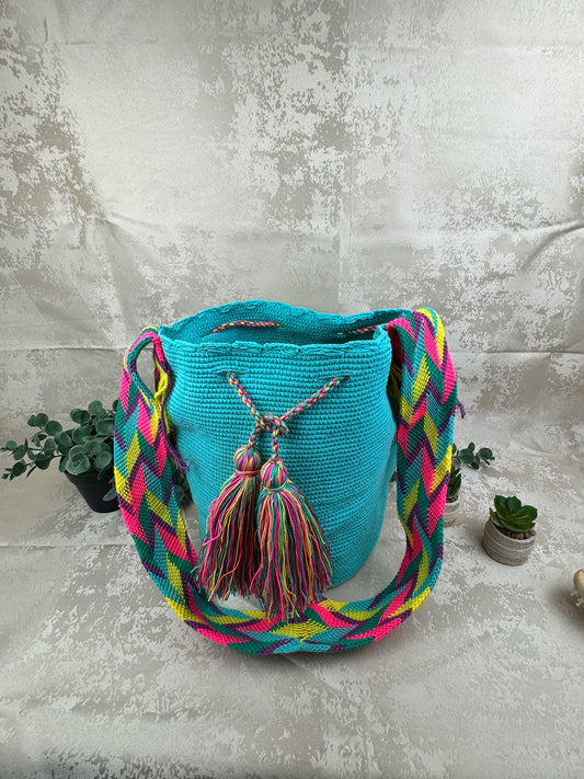 Mochila Wayuu grande 1 tejida a mano por artesanas Wayuu en La Guajira Colombia.