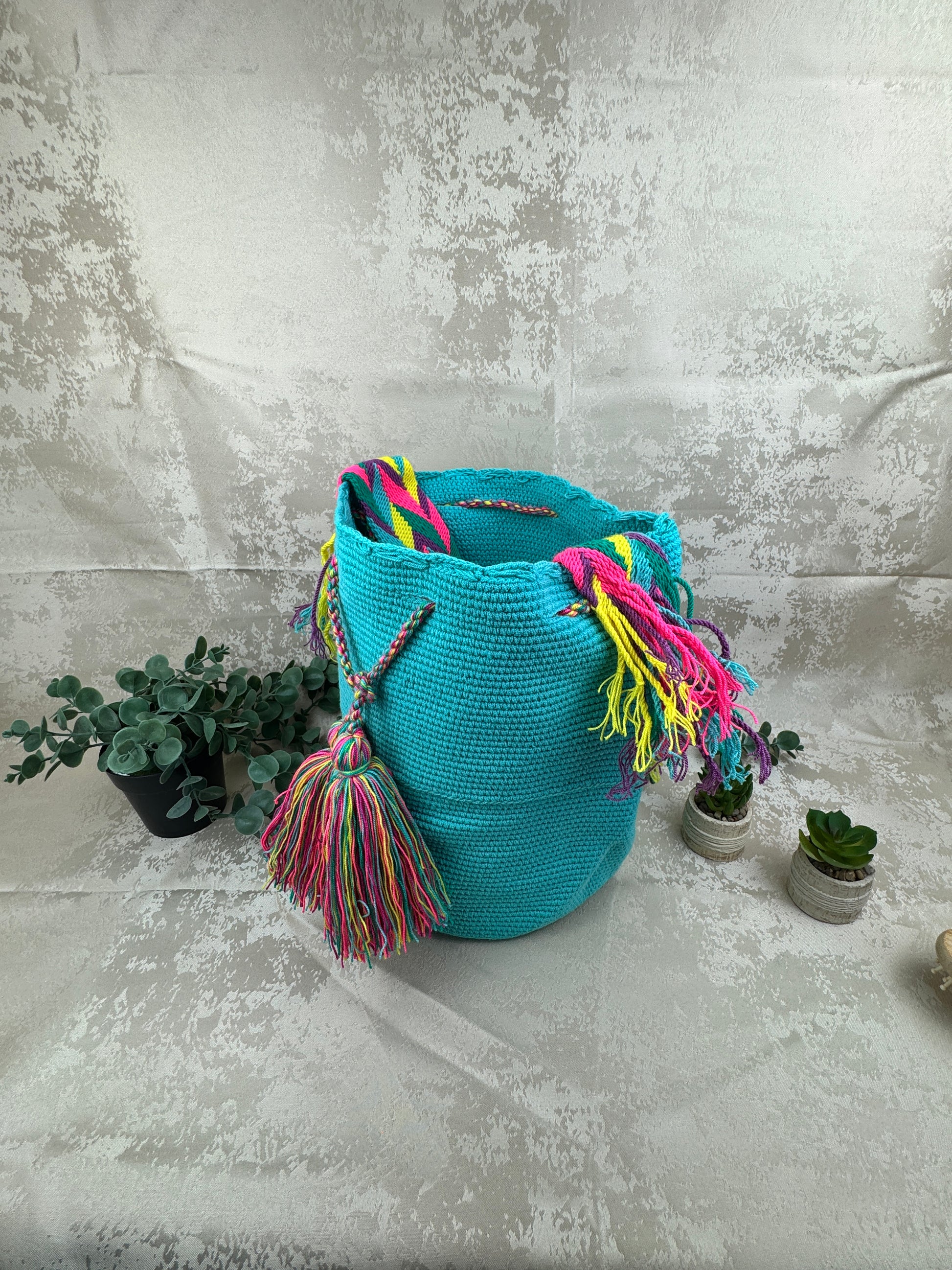 Borlas y acabados artesanales de mochila Wayuu grande tejida a mano.