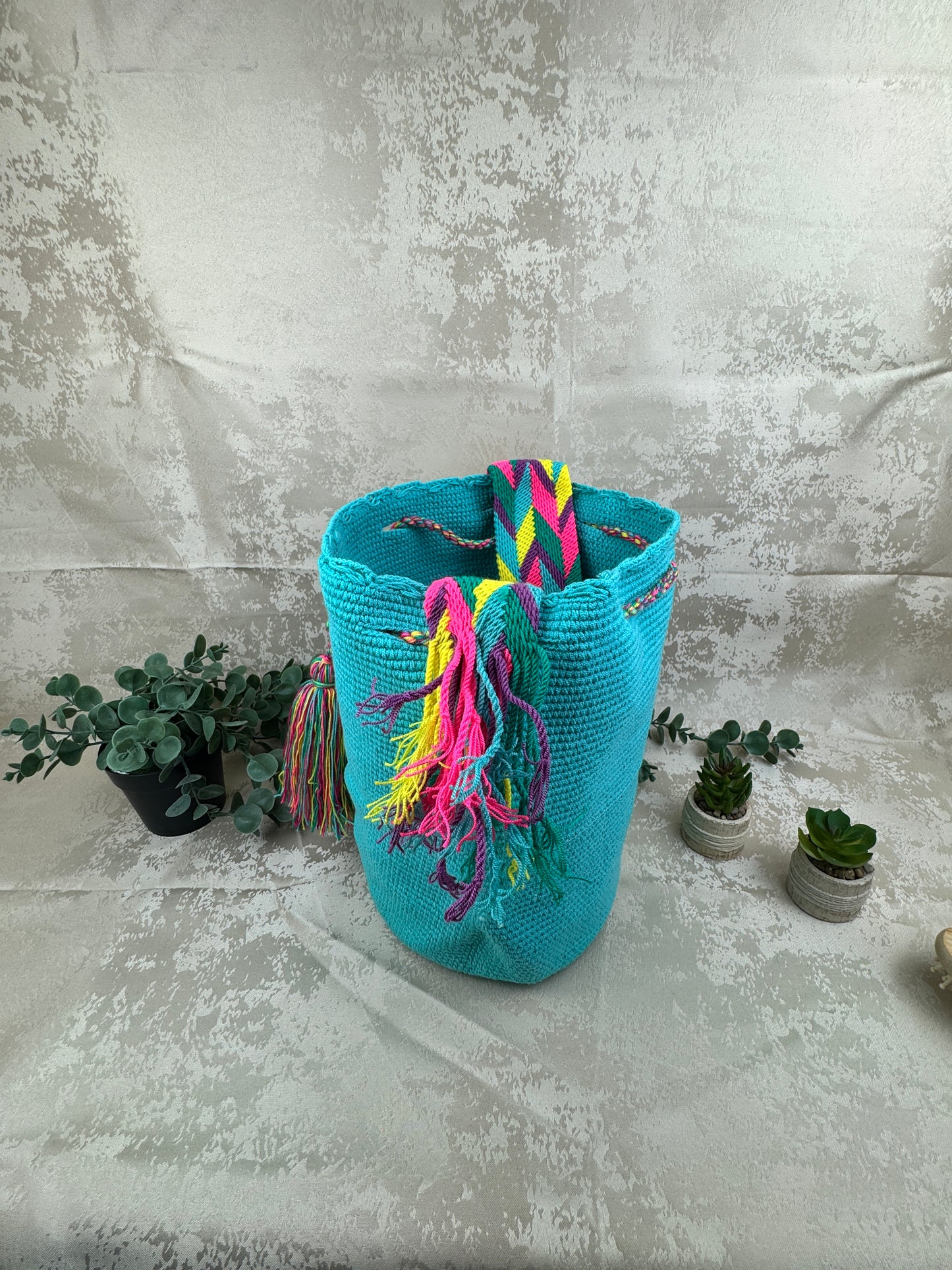 Correa tejida a mano de mochila Wayuu grande artesanal colombiana.