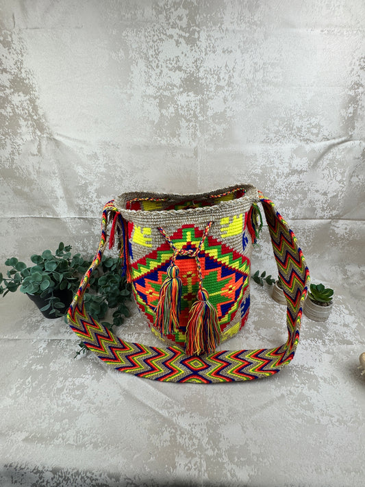 Mochila Wayuu grande 11 tejida a mano por artesanas Wayuu en La Guajira Colombia.