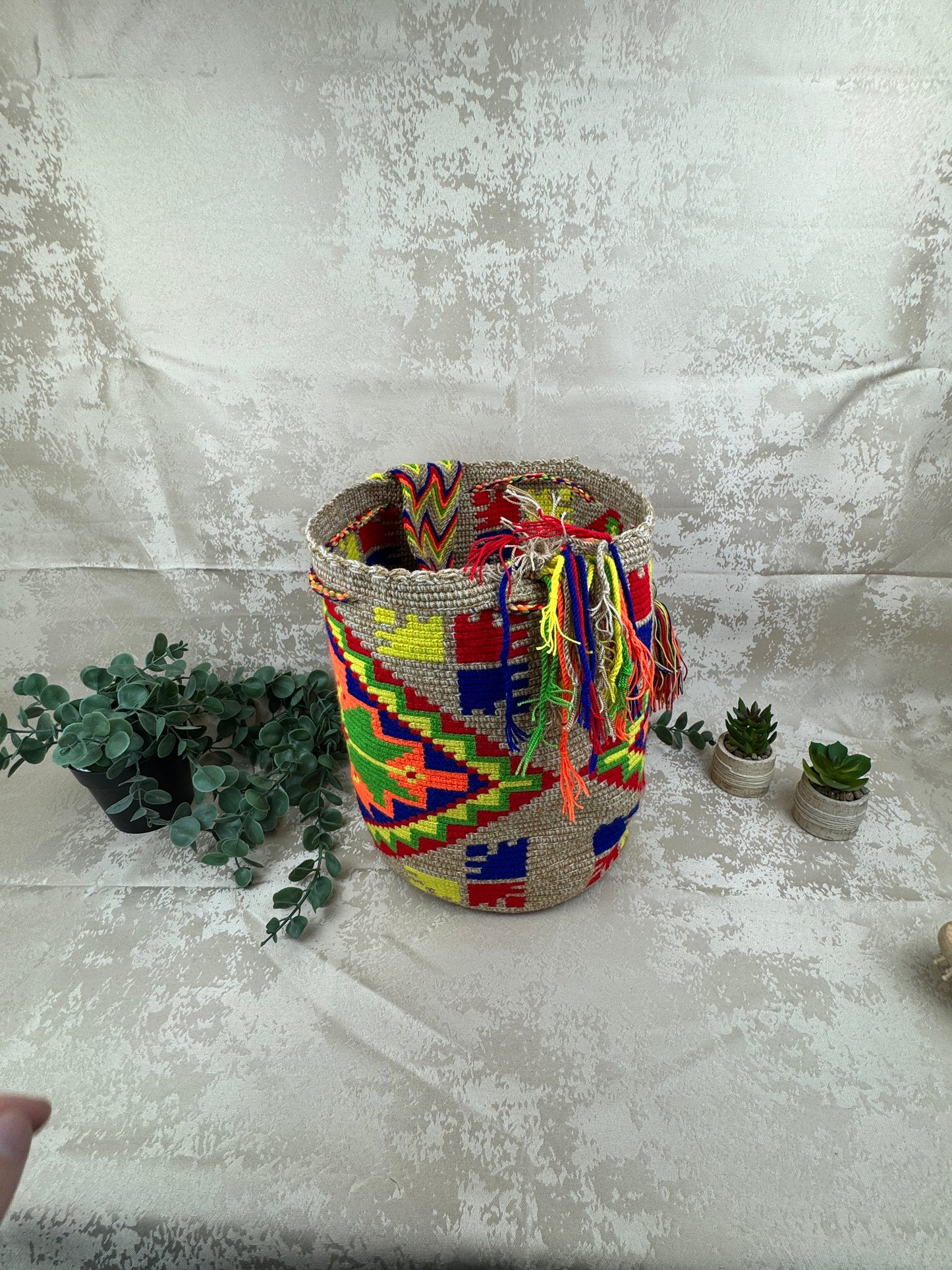 Borlas y flecos artesanales de mochila Wayuu grande tejida a mano.