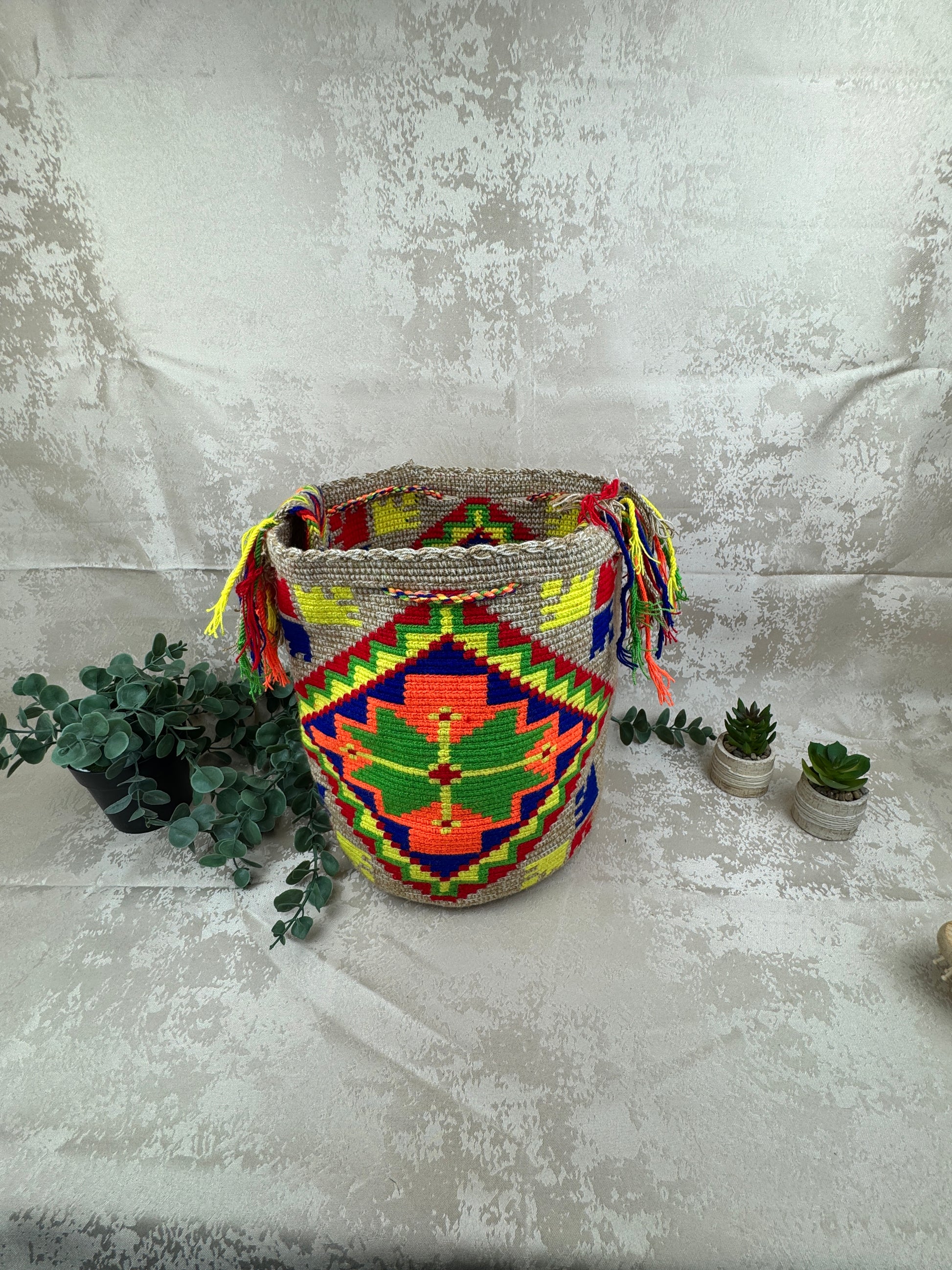 Correa ancha tejida a mano de mochila Wayuu grande artesanal colombiana.