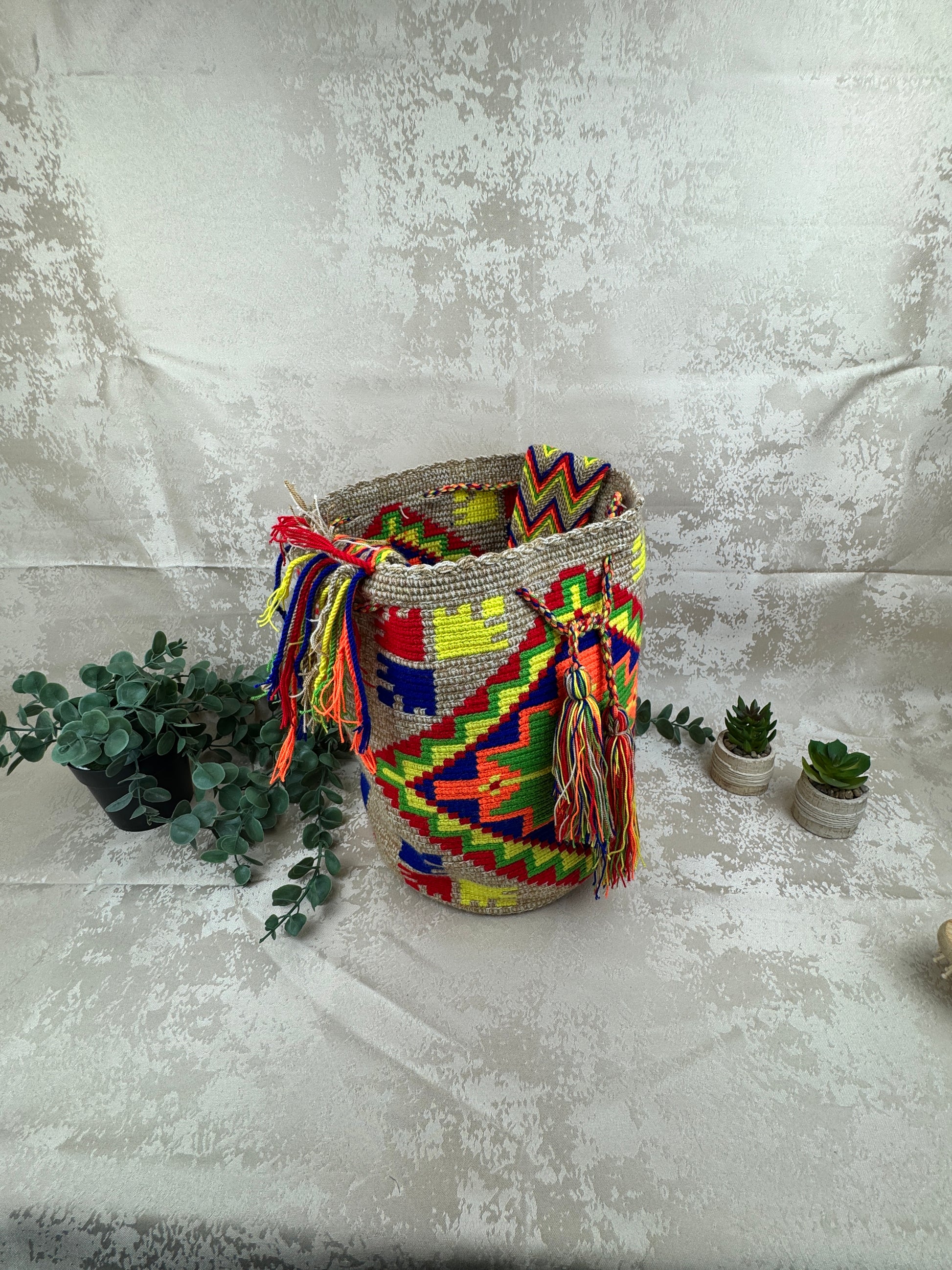 Detalle del patrón tradicional tejido en mochila Wayuu grande 11.
