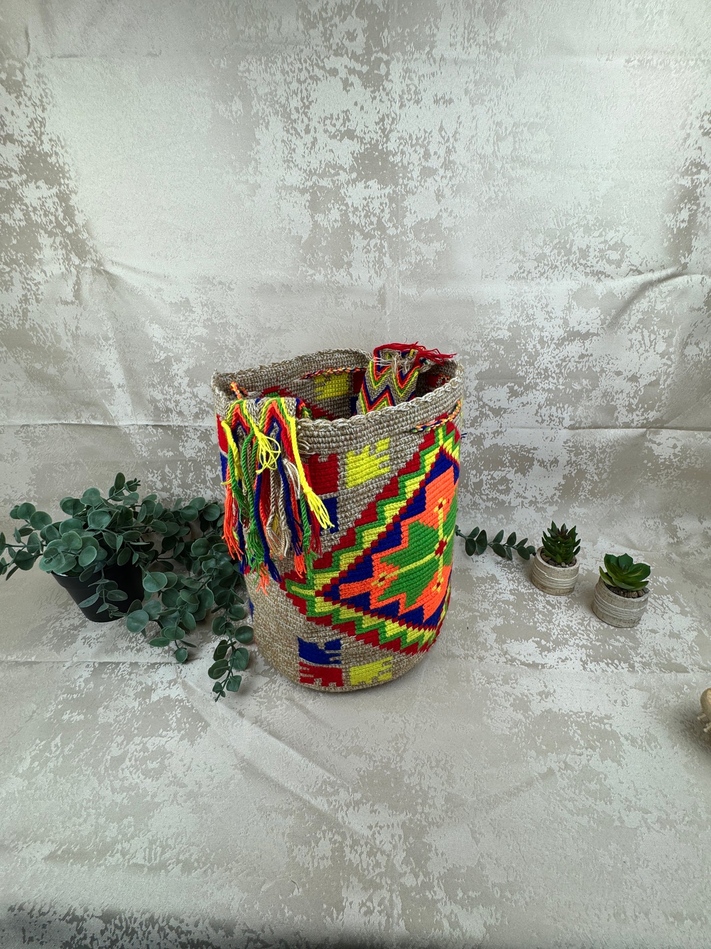 Detalle del tejido artesanal de mochila Wayuu grande hecha a mano.