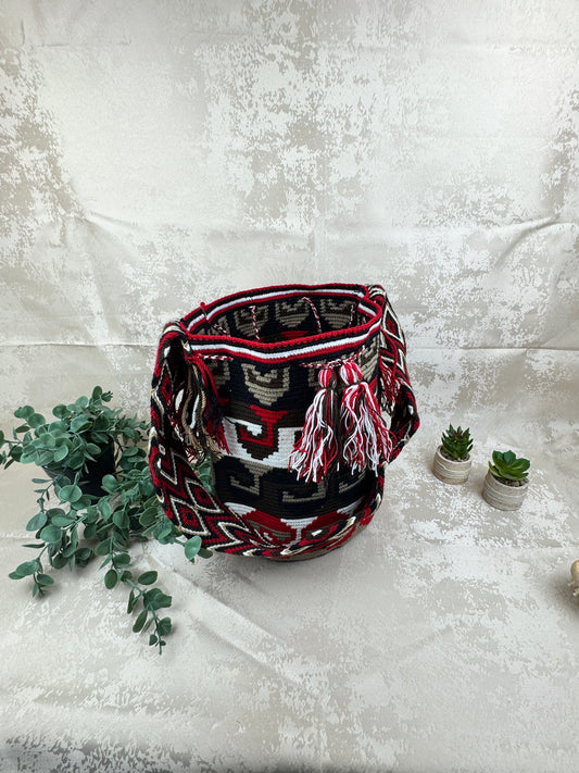 Mochila Wayuu grande 12 tejida a mano por artesanas Wayuu en La Guajira Colombia.