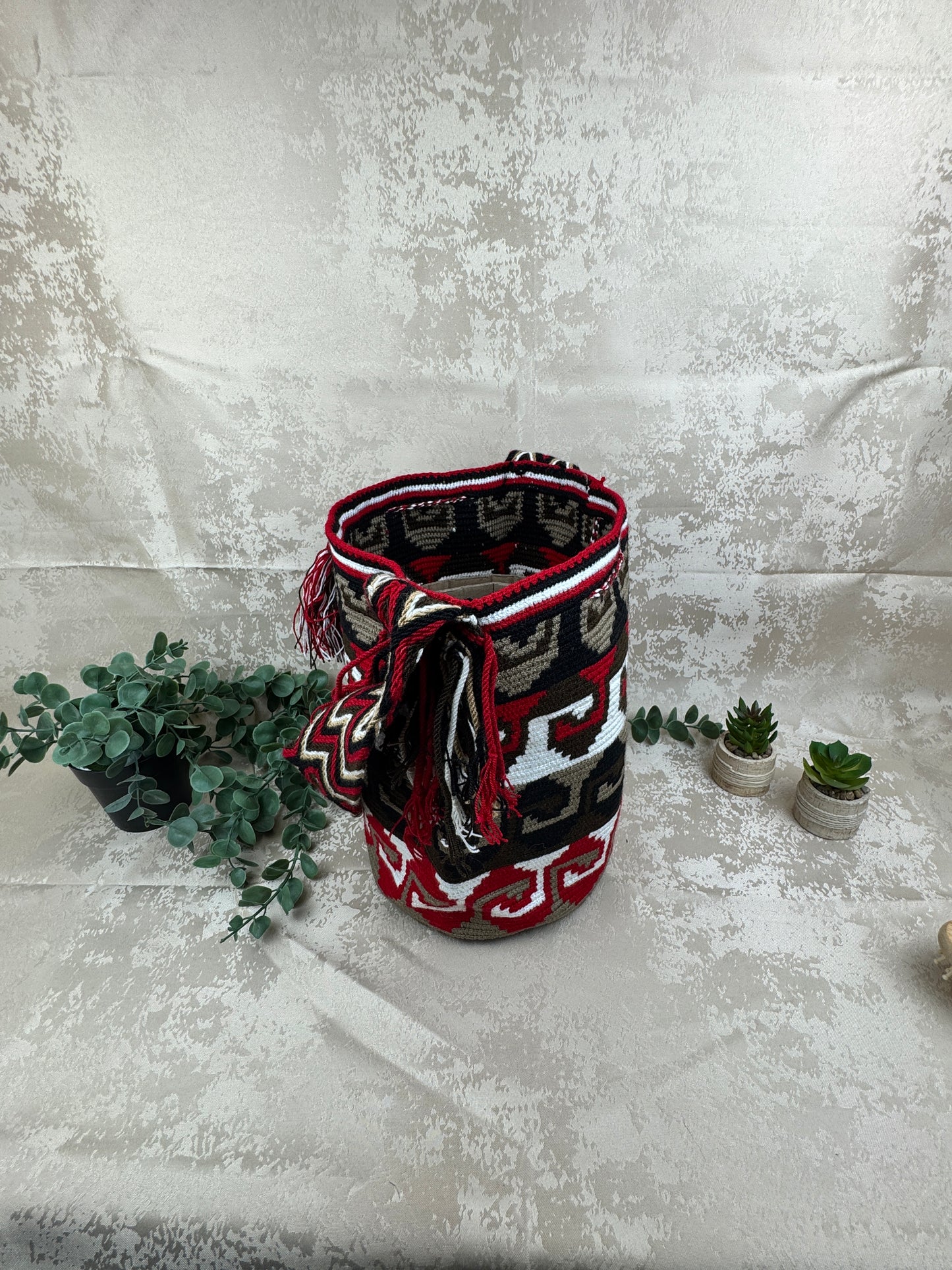 Correa tejida a mano de mochila Wayuu grande artesanal colombiana.