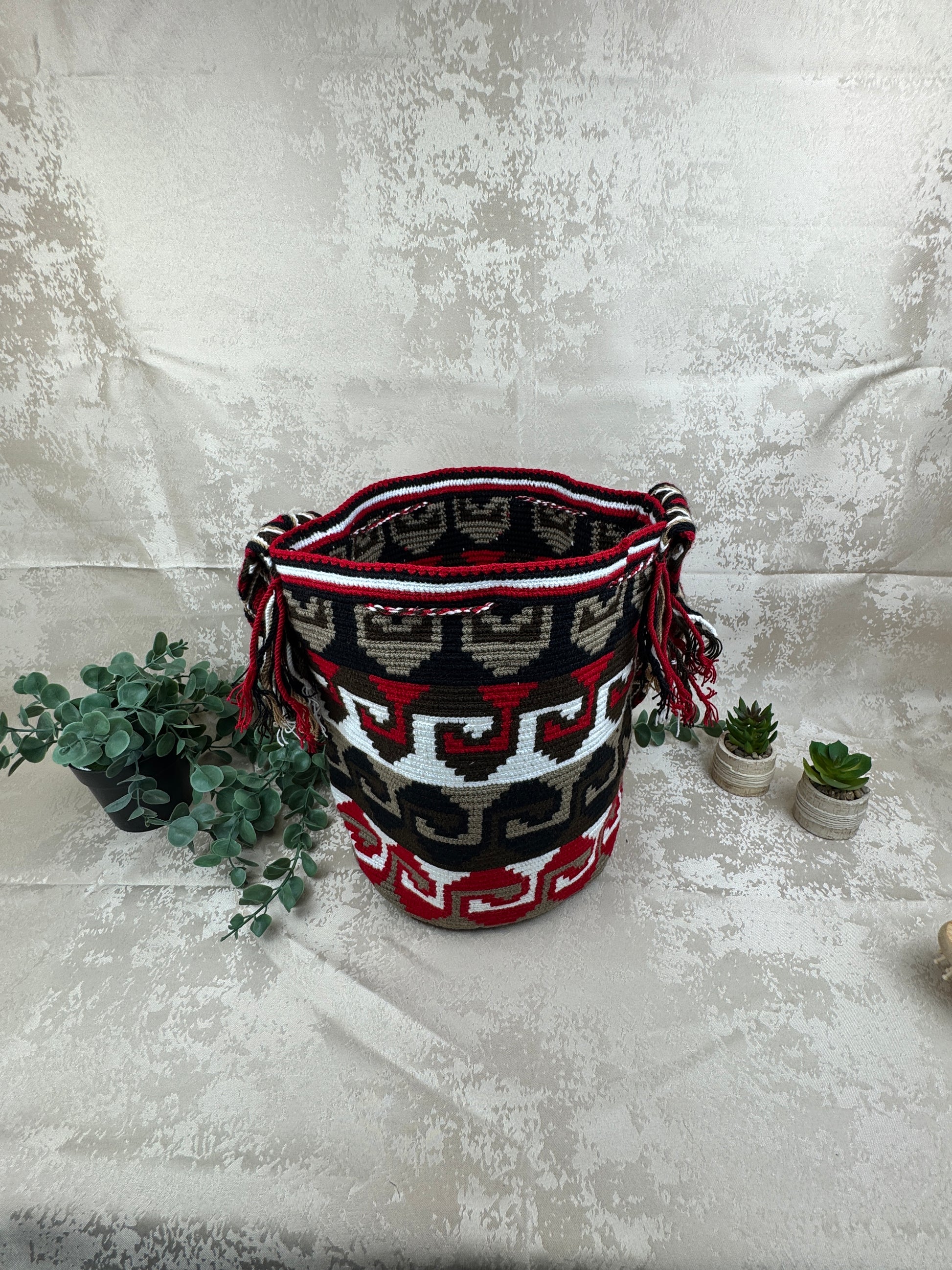 Detalle del tejido artesanal de mochila Wayuu grande hecha a mano.